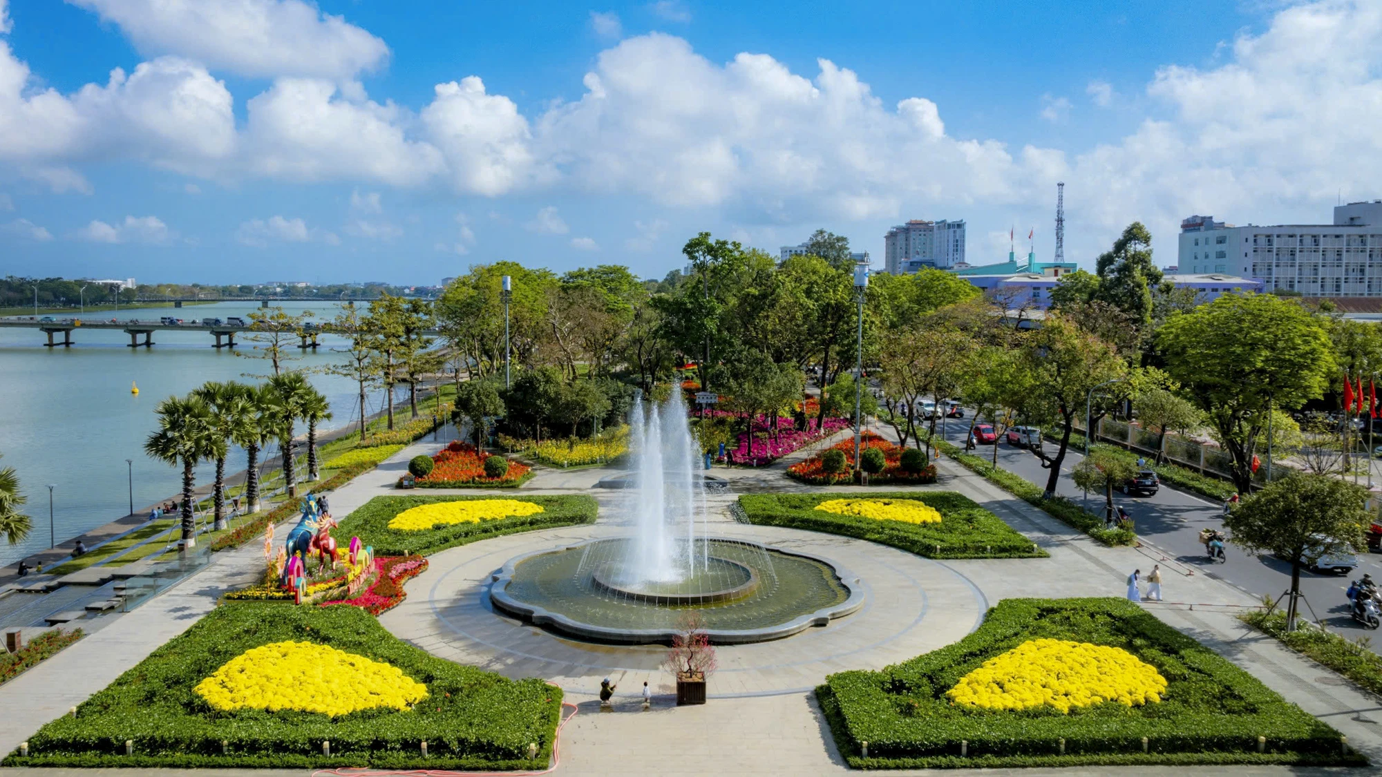 ngam-dien-mao-ruc-ro-cua-co-do-hue-trong-sac-hoa-xuan-binh-ngo (13).jpg
