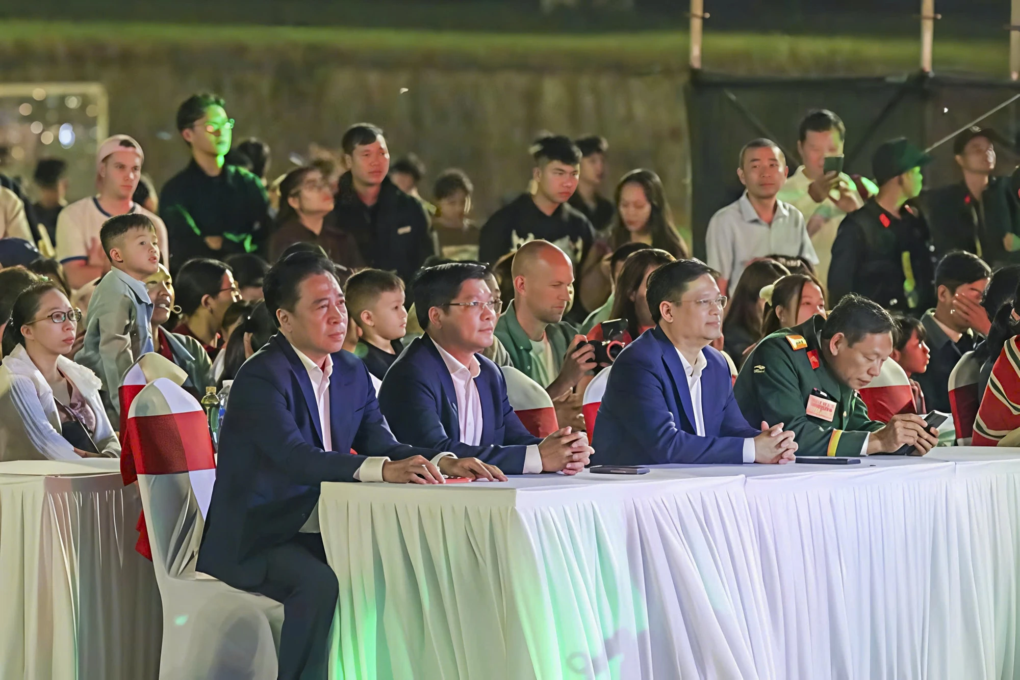 man-nhan-man-phao-hoa-tren-bau-troi-xu-hue-dem-giao-thua (6).jpg