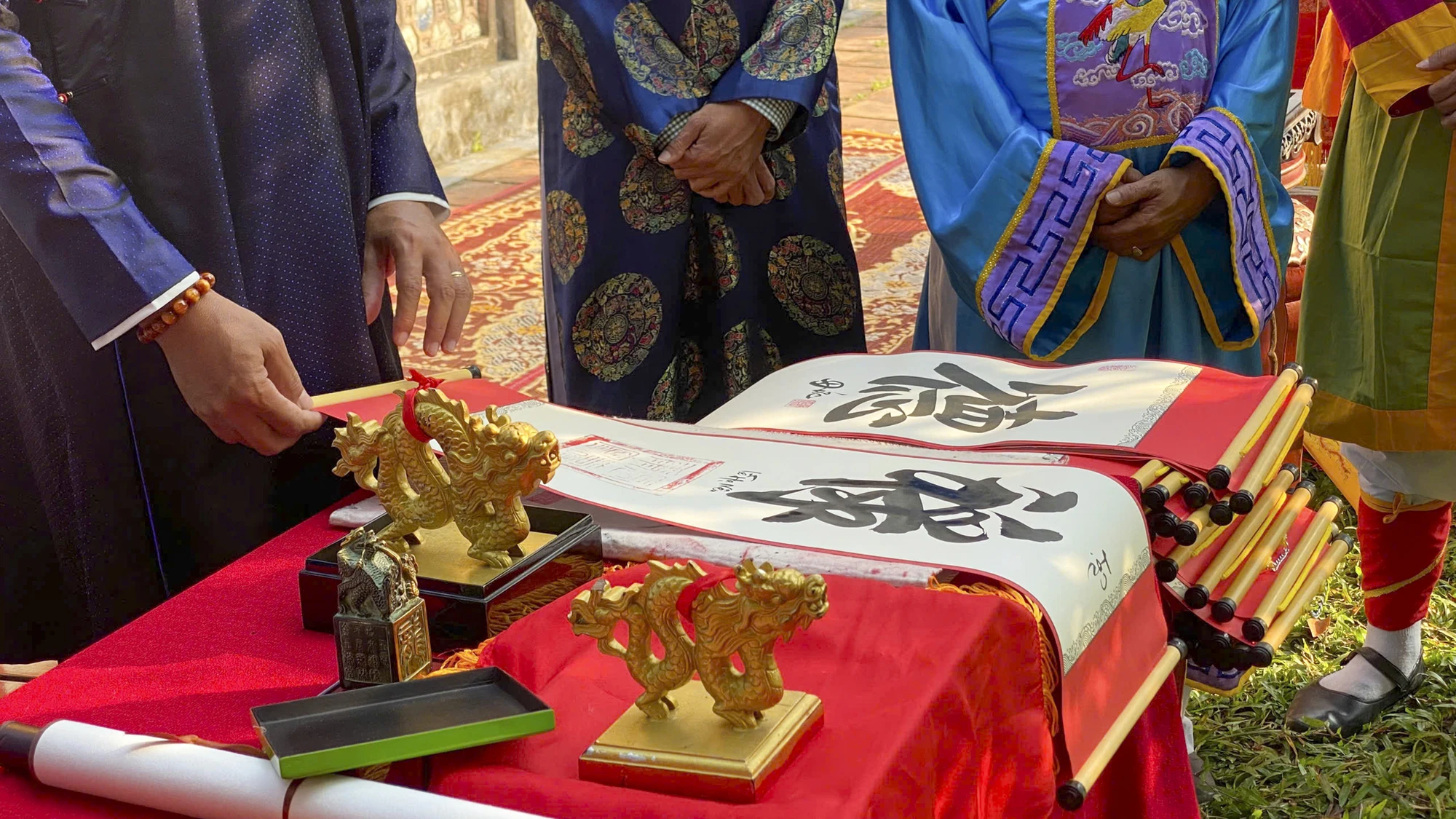 du-khach-nhan-chu-duoc-dong-dau-an-phu-tho-khang-ninh-trong-hoang-cung-hue (23).jpg