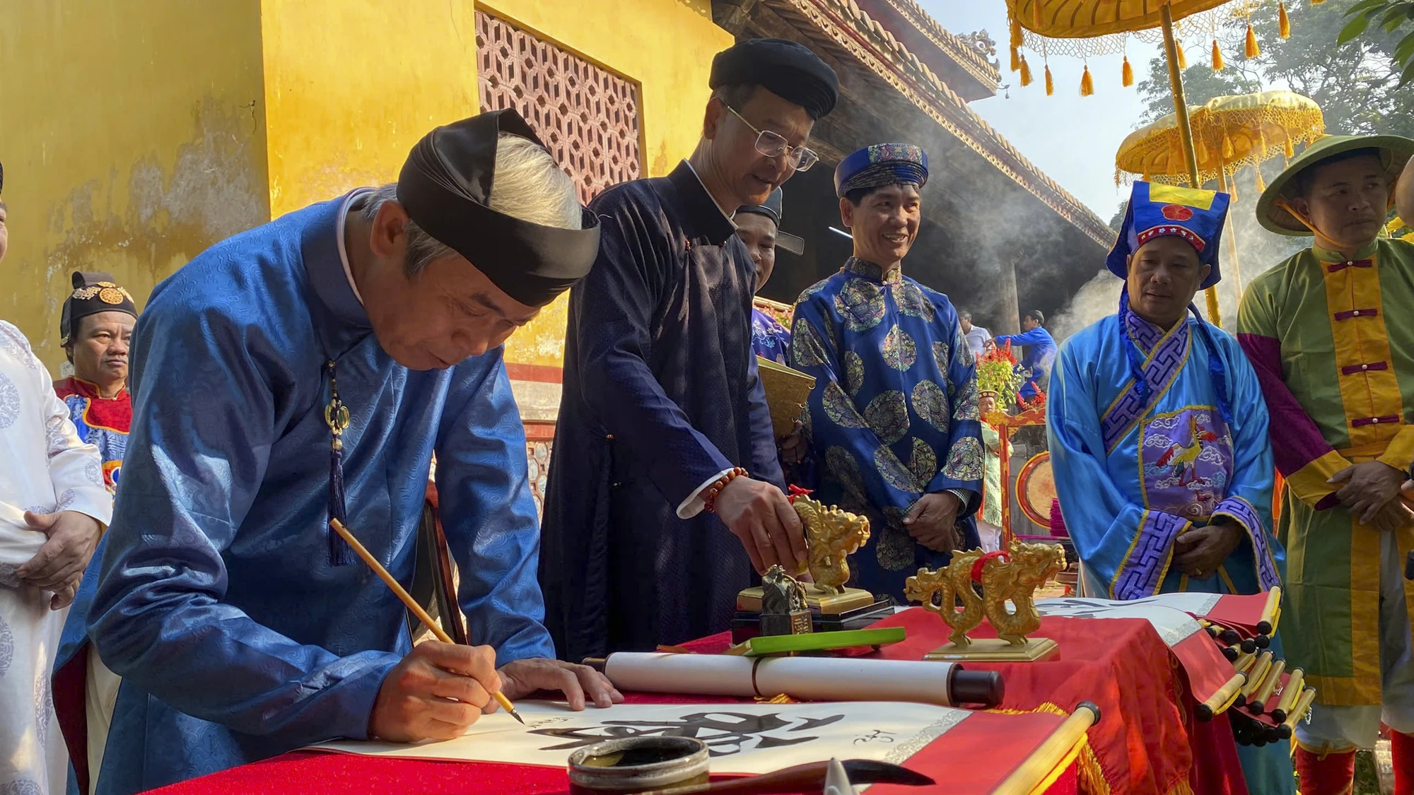 du-khach-nhan-chu-duoc-dong-dau-an-phu-tho-khang-ninh-trong-hoang-cung-hue (25).jpg