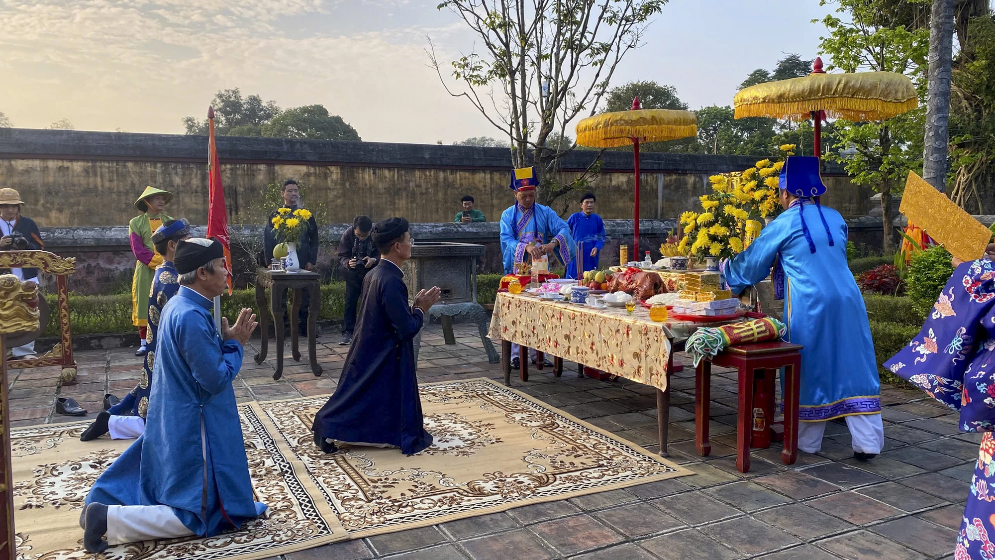 du-khach-nhan-chu-duoc-dong-dau-an-phu-tho-khang-ninh-trong-hoang-cung-hue (5).jpg