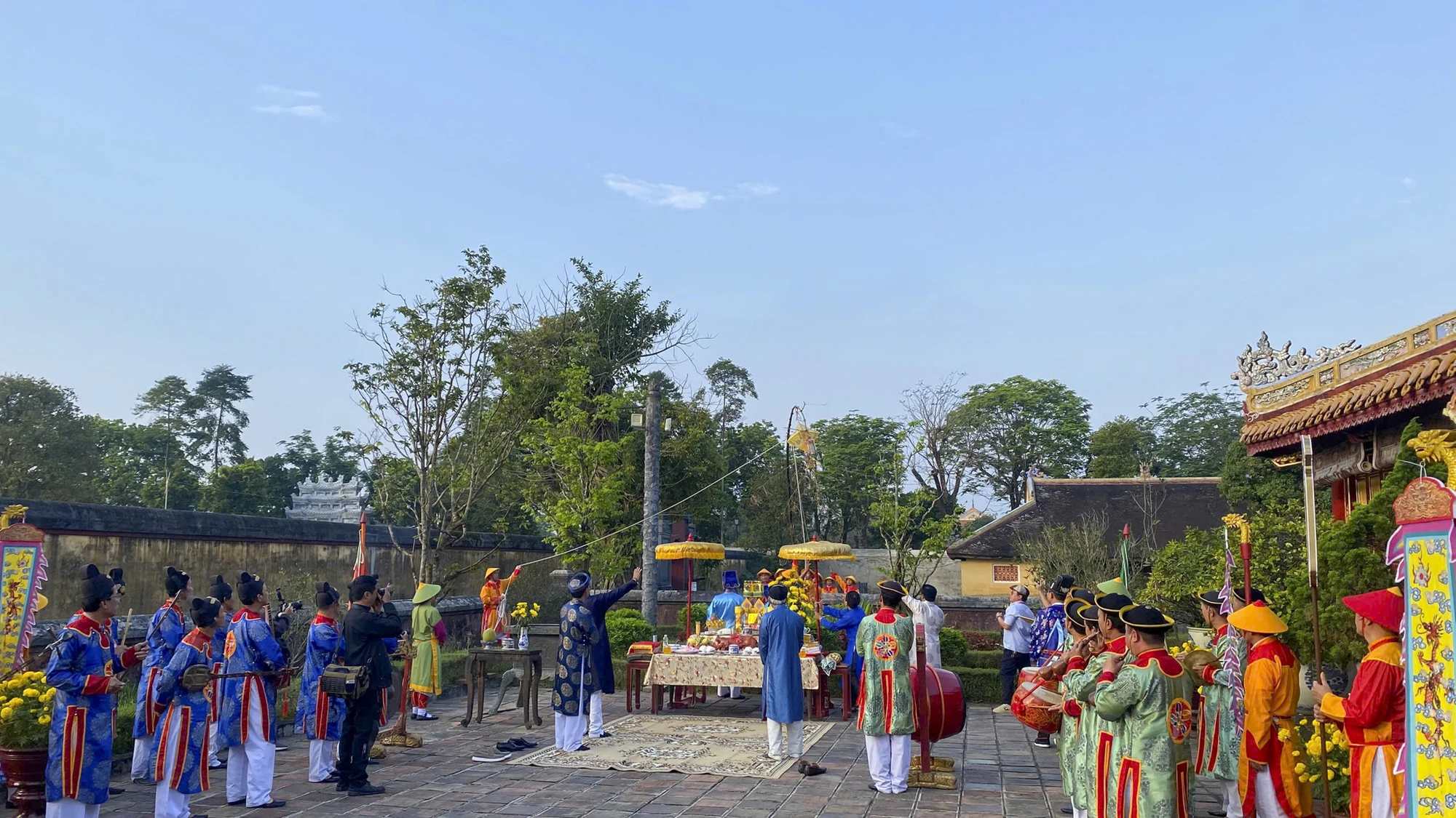 du-khach-nhan-chu-duoc-dong-dau-an-phu-tho-khang-ninh-trong-hoang-cung-hue (6).jpg