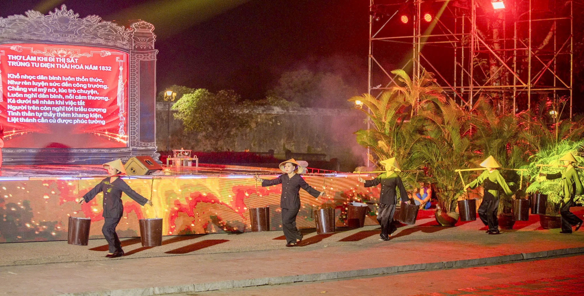 nhieu-bai-tho-ngu-che-cua-cac-vi-vua-nha-nguyen-song-lai-giua-co-do (28).jpg