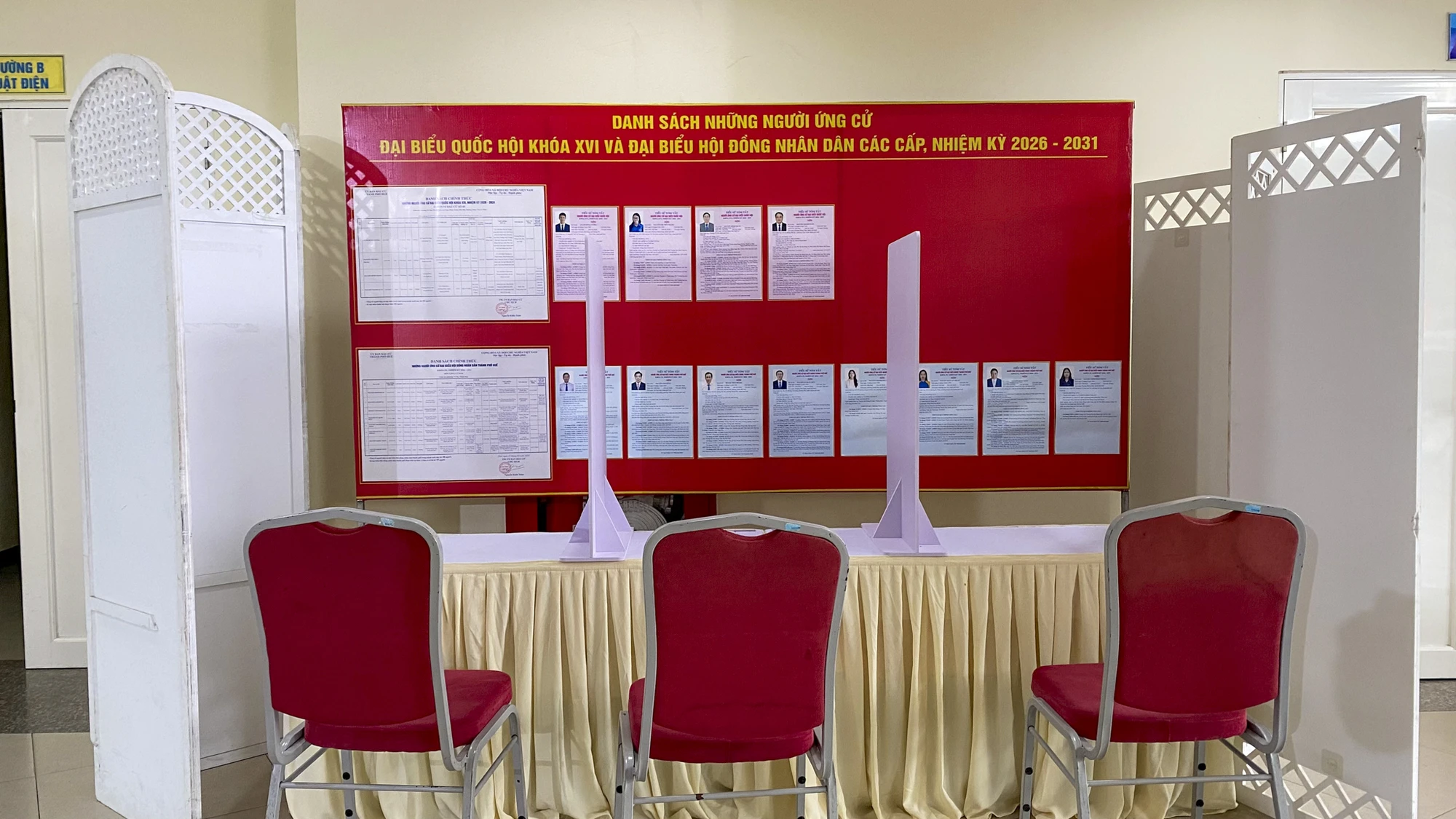 benh-vien-trung-uong-hue-chuan-bi-hom-phieu-di-dong-phuc-vu-bau-cu-tai-giuong-benh (11).jpg