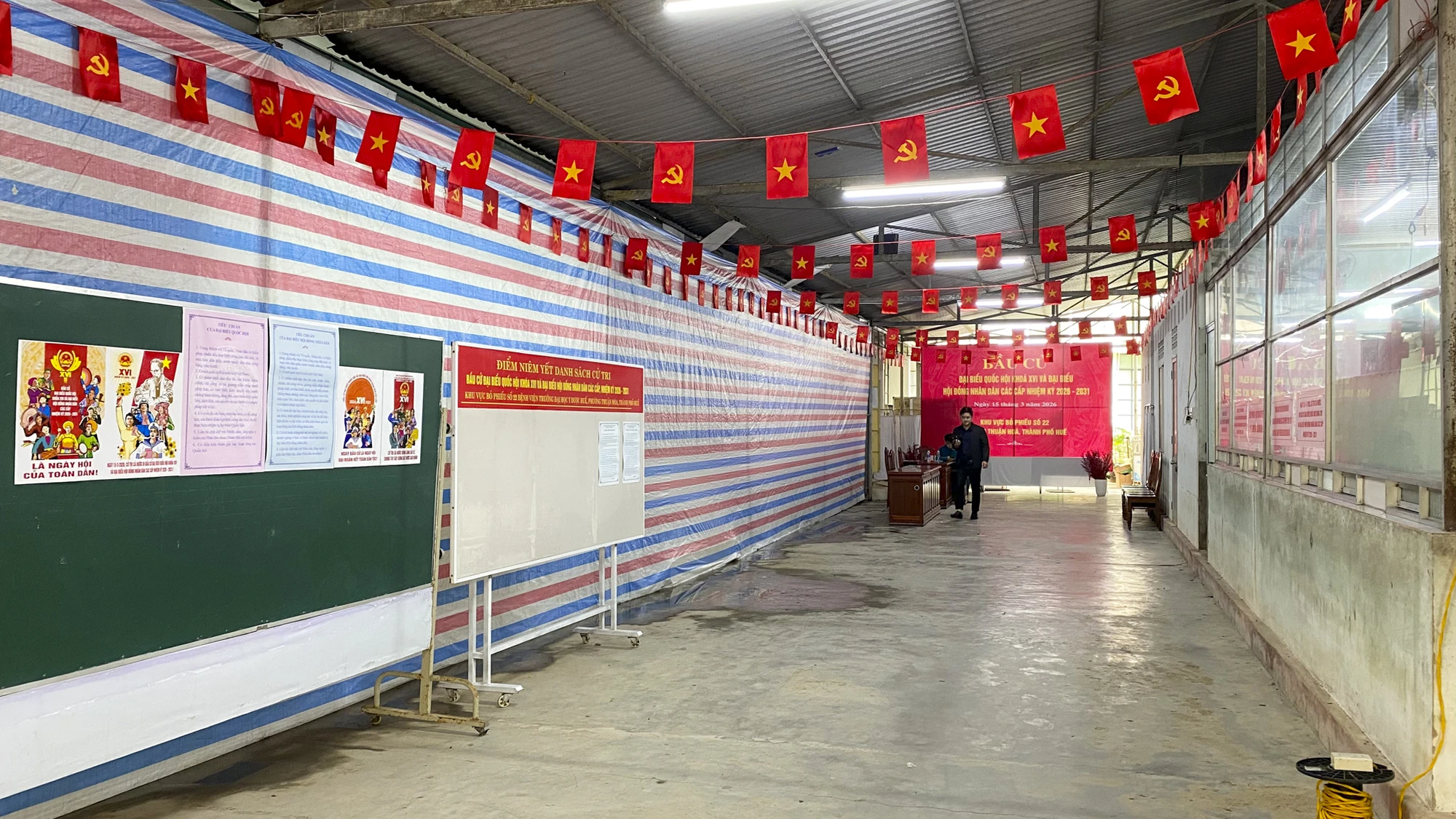 benh-vien-trung-uong-hue-chuan-bi-hom-phieu-di-dong-phuc-vu-bau-cu-tai-giuong-benh (7).jpg