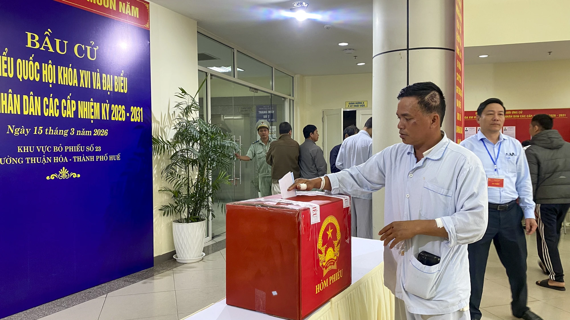 xuc-dong-hinh-anh-benh-nhan-tai-tp-hue-nen-dau-tu-tay-bo-bo-phieu-bau-cu (20).jpg