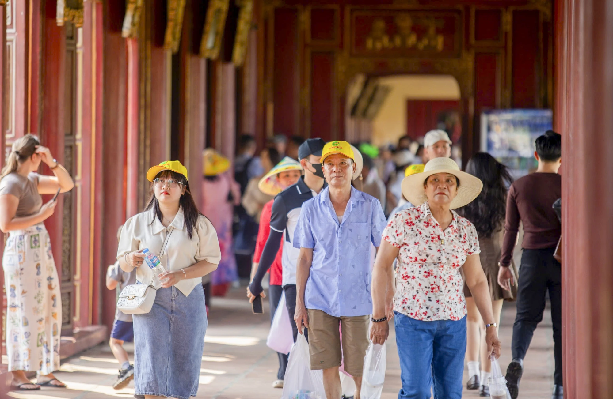 Đại Nội nhộn nhịp khách dịp kỷ niệm Ngày Giải phóng Huế