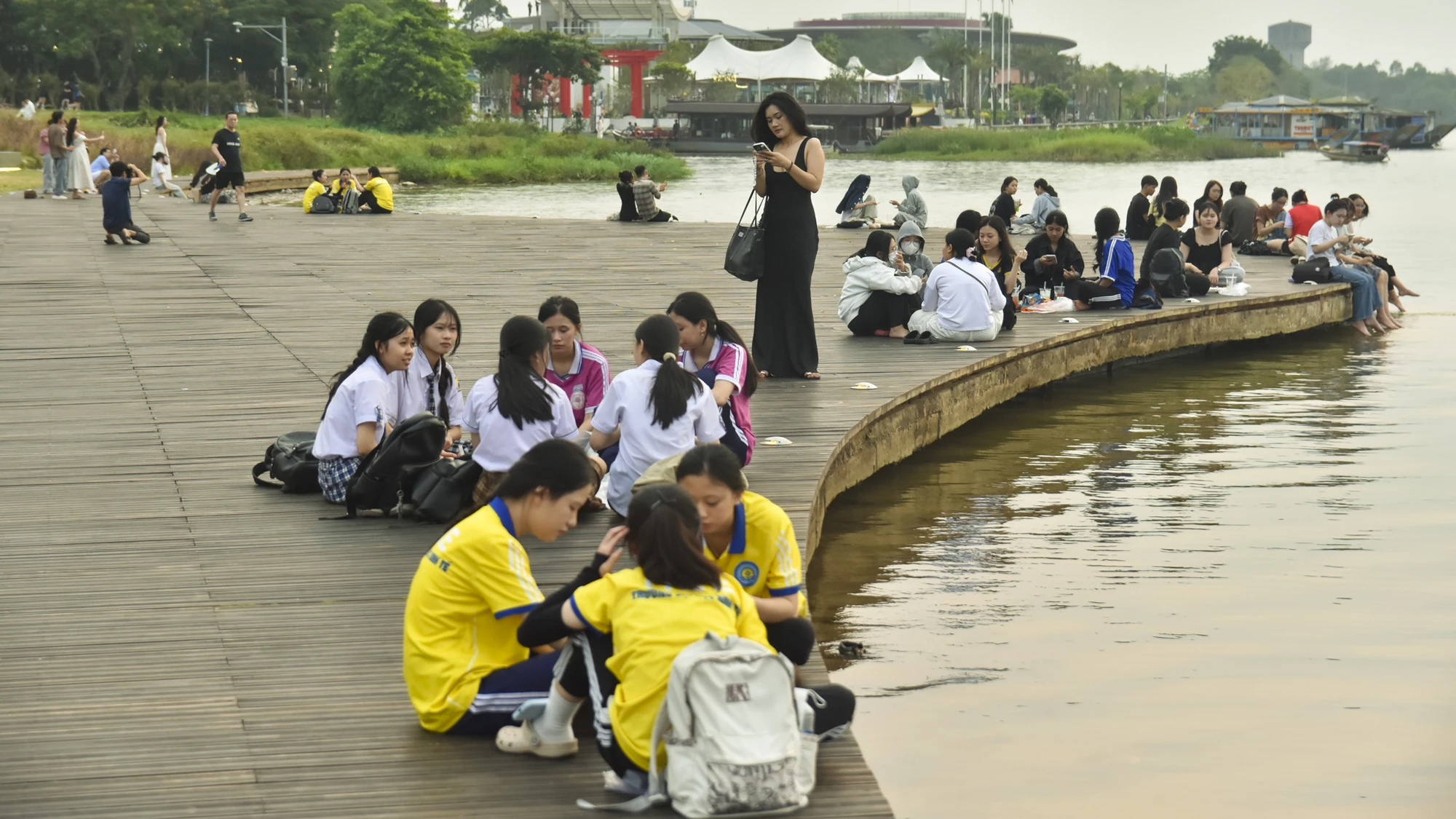 toa-do-giai-nhiet-ly-tuong-duoc-nguoi-hue-san-don-giua-ngay-he-ruc-lua11.jpg