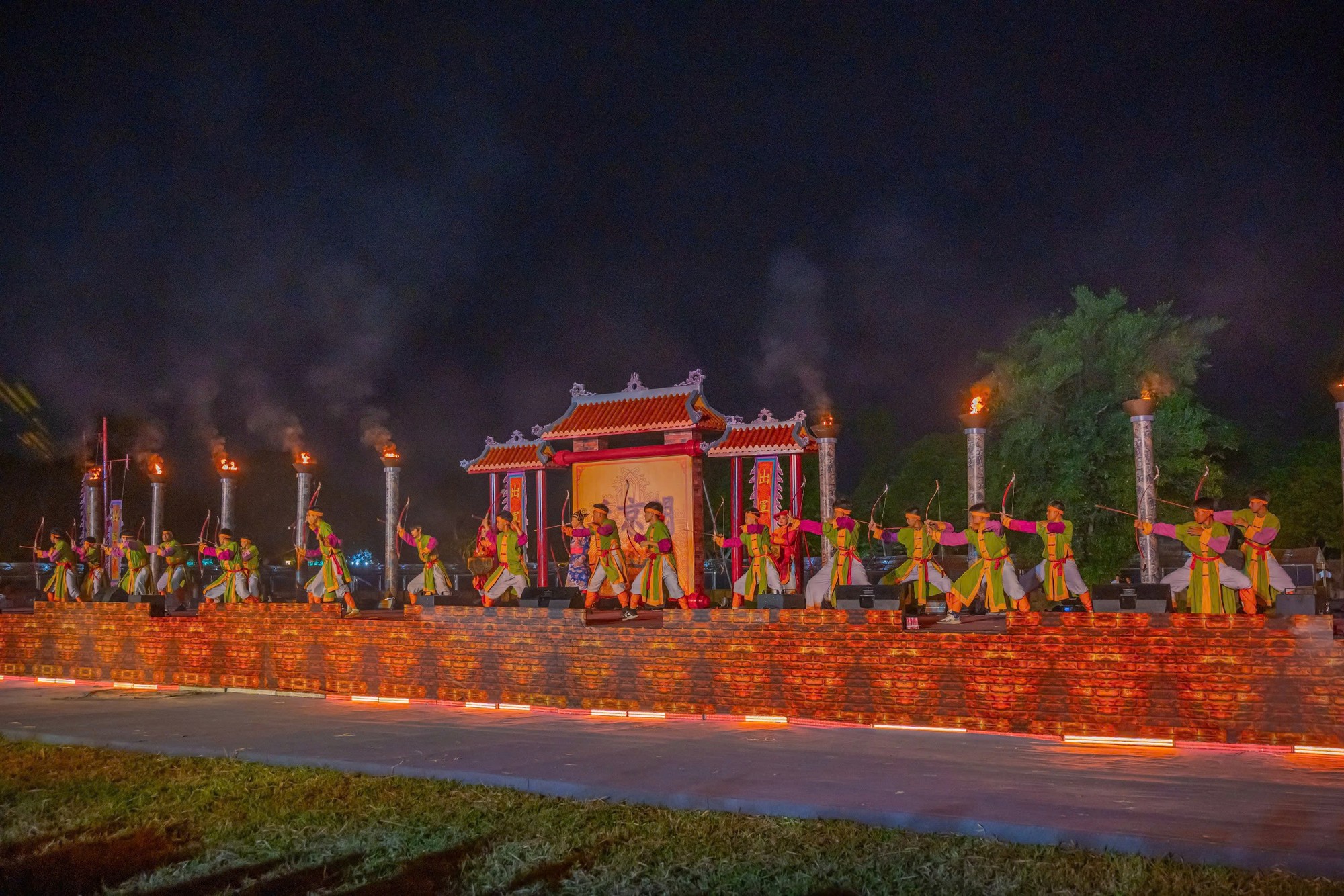 ngam-hoang-cung-hue-huyen-ao-ve-dem (15).jpg