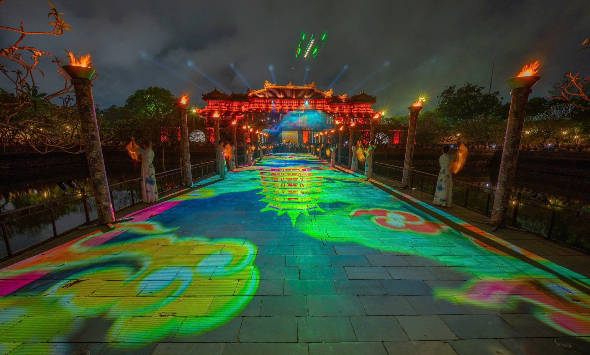 ngam-hoang-cung-hue-huyen-ao-ve-dem (9).jpg