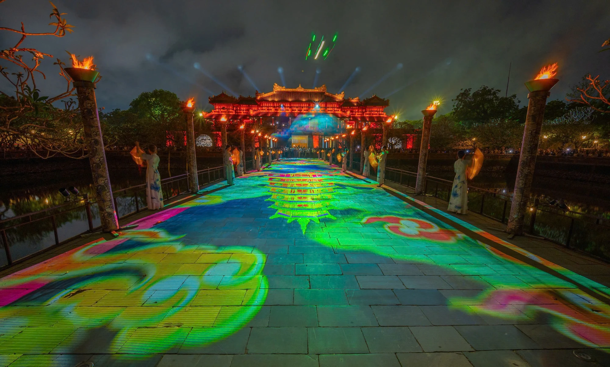 ngam-hoang-cung-hue-huyen-ao-ve-dem (9).jpg
