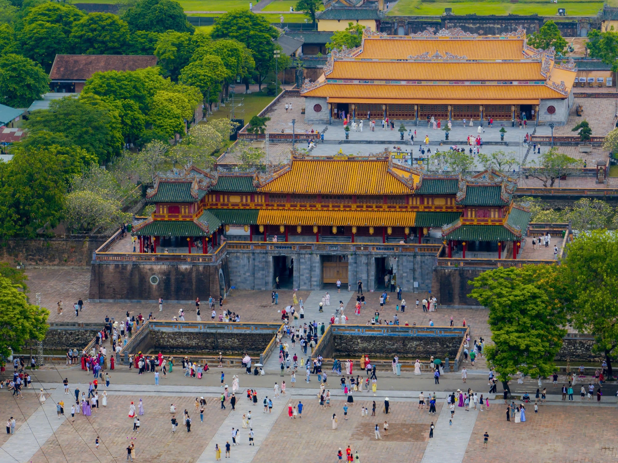 bien-nguoi-do-ve-tham-quan-di-san-hue-trong-ngay-nghi-le-30-4 (3).jpg