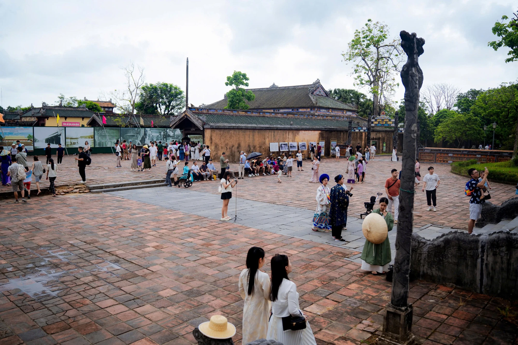 bien-nguoi-do-ve-tham-quan-di-san-hue-trong-ngay-nghi-le-30-4 (7).jpg