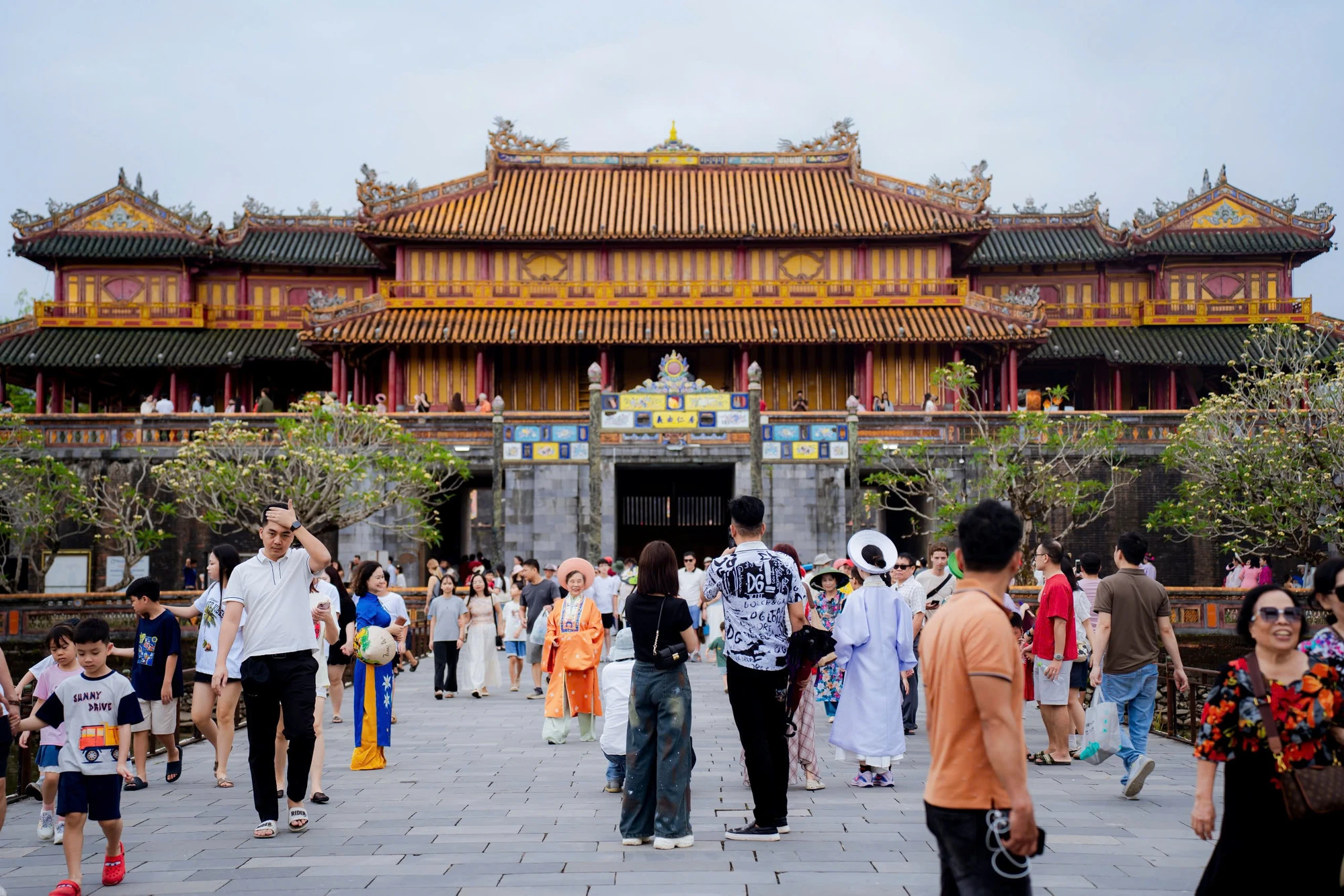 bien-nguoi-do-ve-tham-quan-di-san-hue-trong-ngay-nghi-le-30-4 (9).jpg