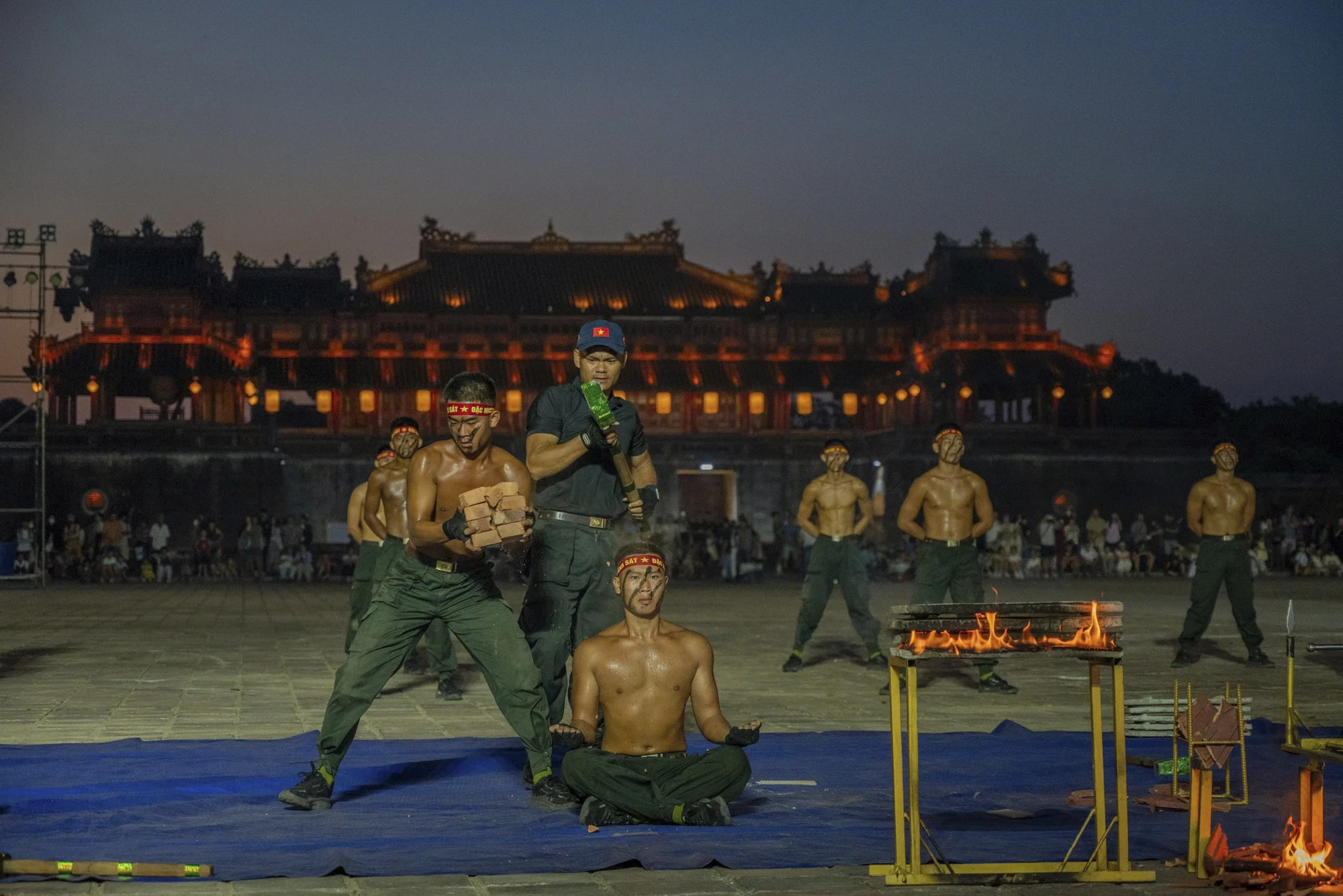 nguoi-dan-thich-thu-ngam-dan-mo-to-va-ky-binh-dao-quanh-co-do-hue (1).jpg