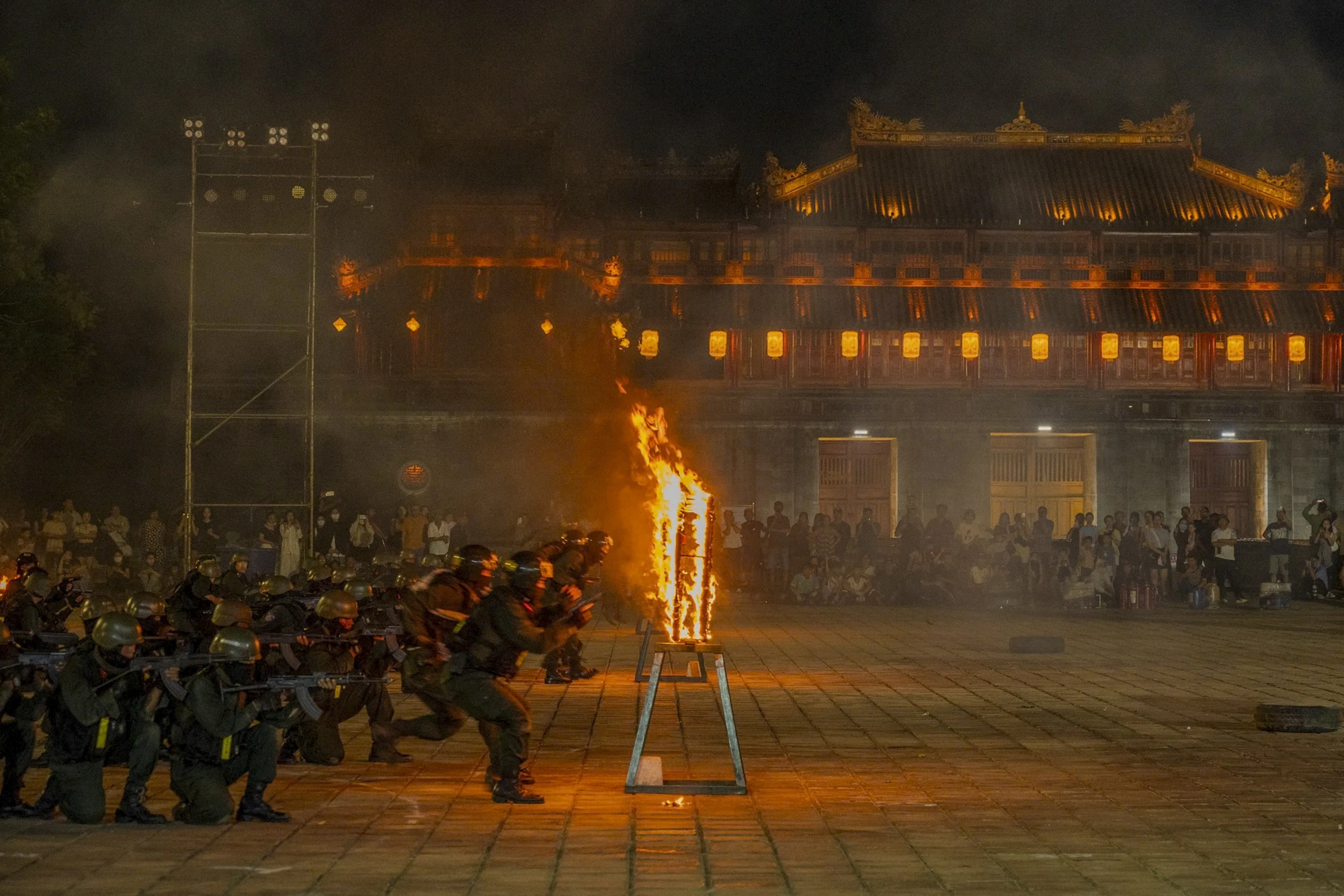 nguoi-dan-thich-thu-ngam-dan-mo-to-va-ky-binh-dao-quanh-co-do-hue (13).jpg