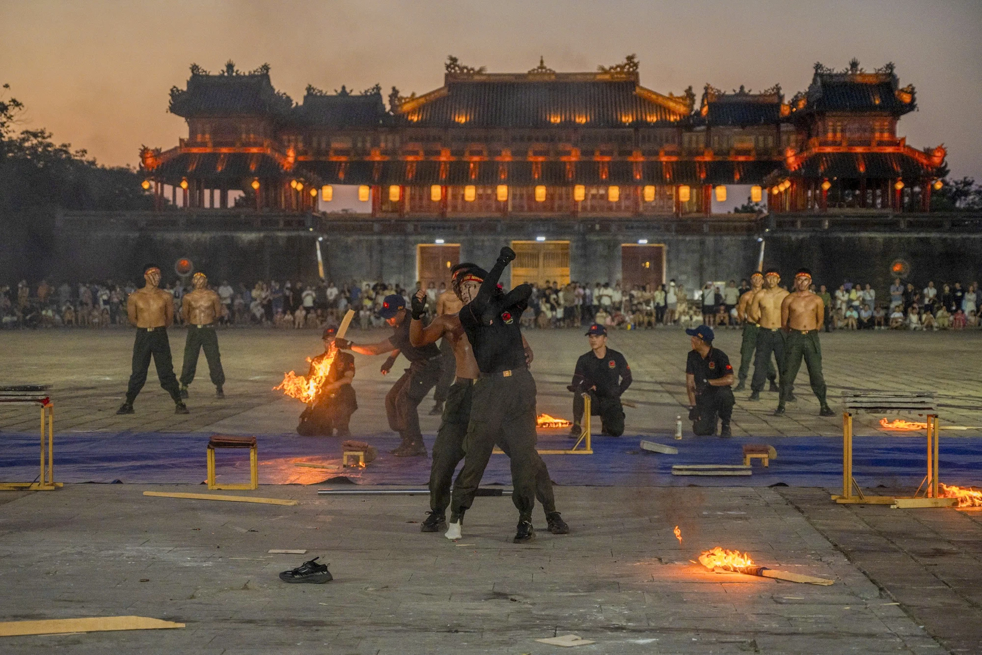 nguoi-dan-thich-thu-ngam-dan-mo-to-va-ky-binh-dao-quanh-co-do-hue (9).jpg