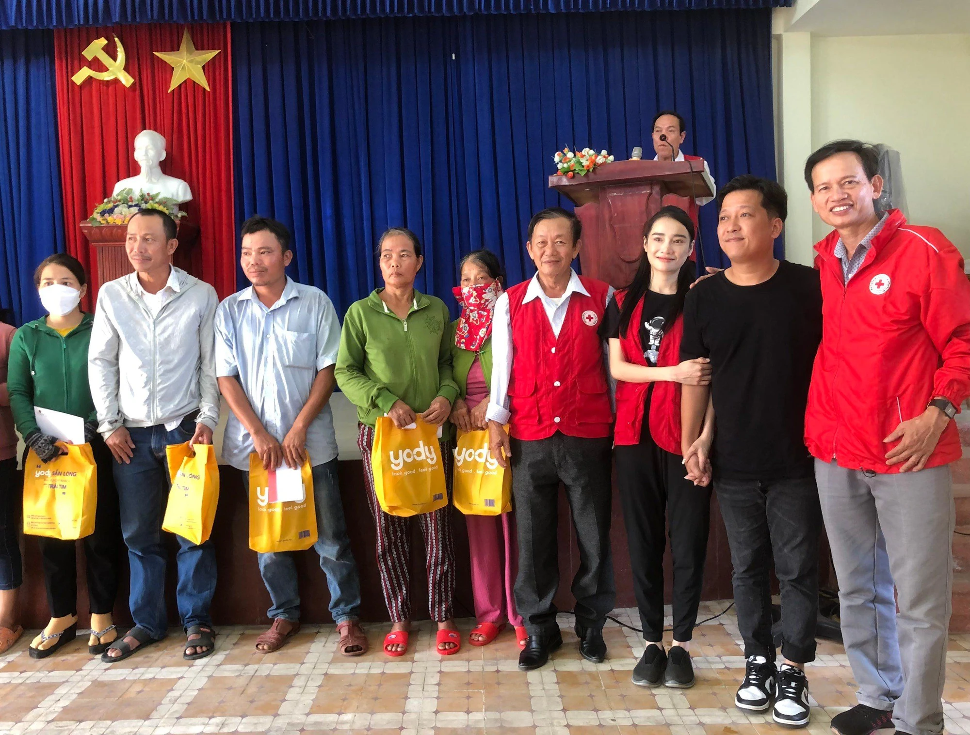 Vợ chồng Trường Giang hỗ trợ bà con Quảng Nam bị ảnh hưởng bởi bão số 4. Ảnh: FBNV. Vợ chồng Trường Giang hỗ trợ bà con Quảng Nam bị ảnh hưởng bởi bão số 4. Ảnh: FBNV.