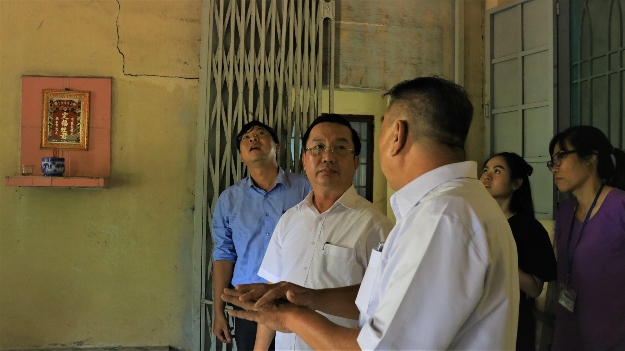 Ông Trần Thế Thuận khảo sát các hạng mục xuống cấp của Đình Tân Thới Nhất. Ảnh: VÕ THƠ