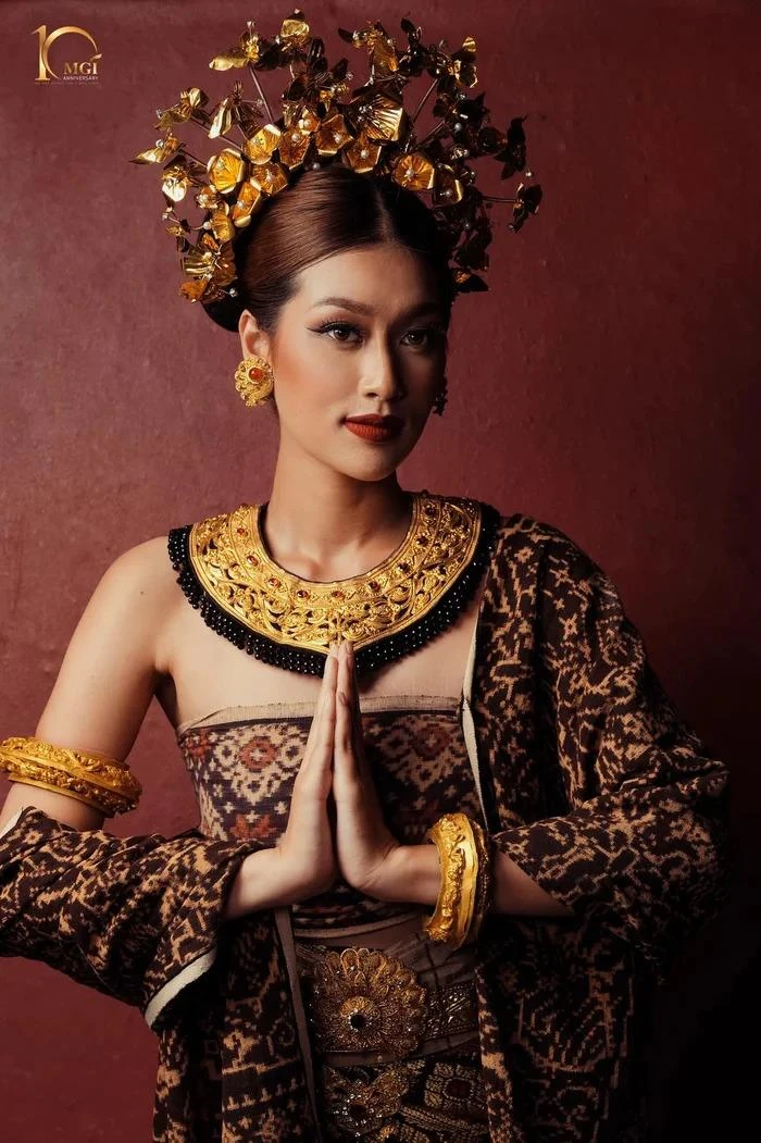 Thiên Ân gây ấn tượng trong trang phục truyền thống Indonesia.