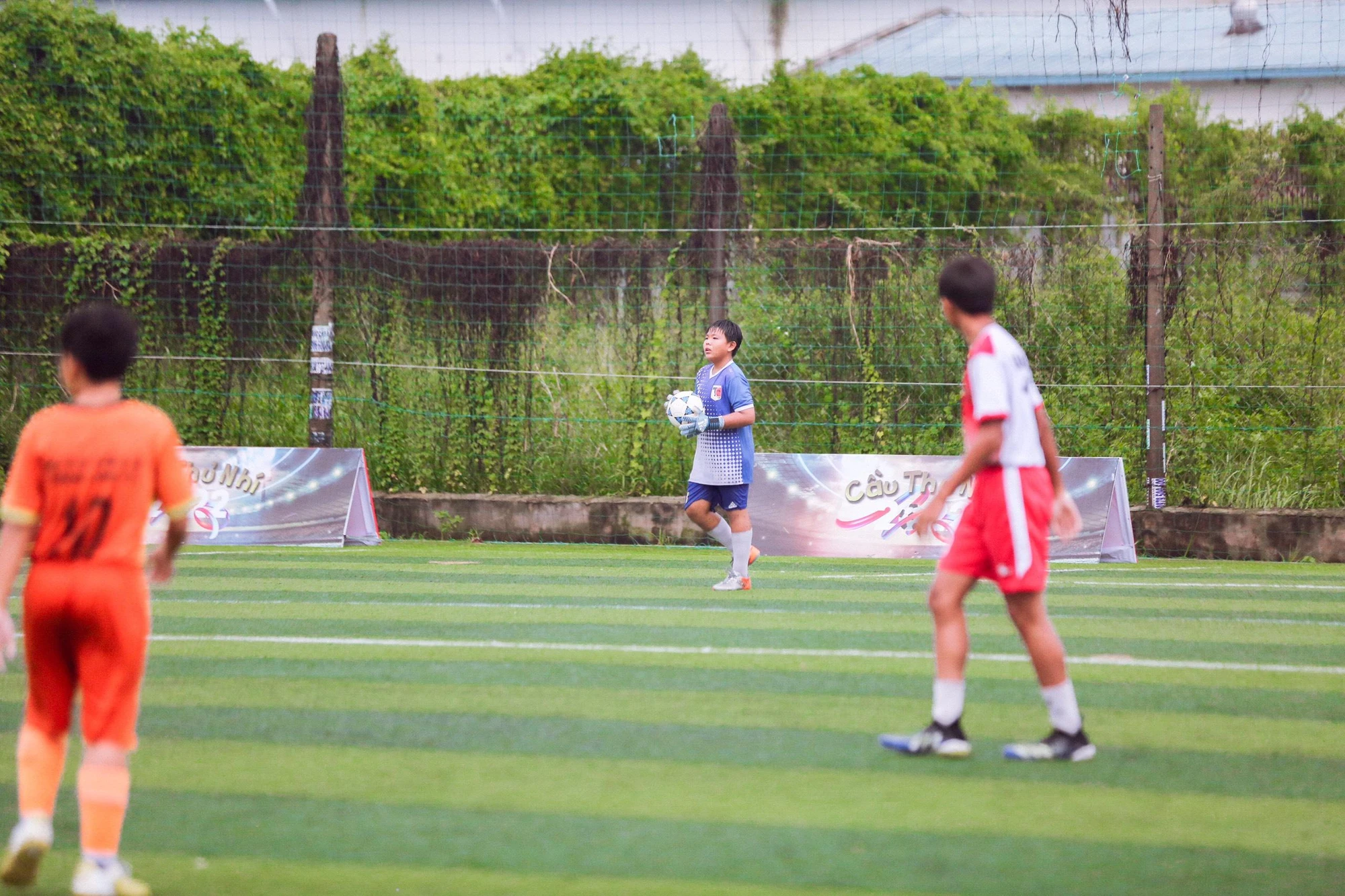 Tại sân bóng, đội bóng của cầu thủ nhí An Sang đang tham gia là “Thăng Long FC” có cuộc đối đầu với đội bóng “FC Lion”. Với kết quả chung cuộc là 2-1 nghiêng về đội “Thăng Long FC”.