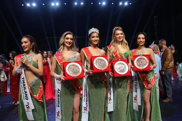 Lâm Thu Hồng (bìa phải) giành danh hiệu Á hậu 4. Ảnh: Fanpage The MISS GLOBE Beauty Pageant