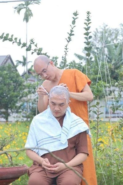 Hình ảnh MC Đại Nghĩa xuống tóc gieo duyên. Ảnh: NSCC Hình ảnh MC Đại Nghĩa xuống tóc gieo duyên. Ảnh: NSCC