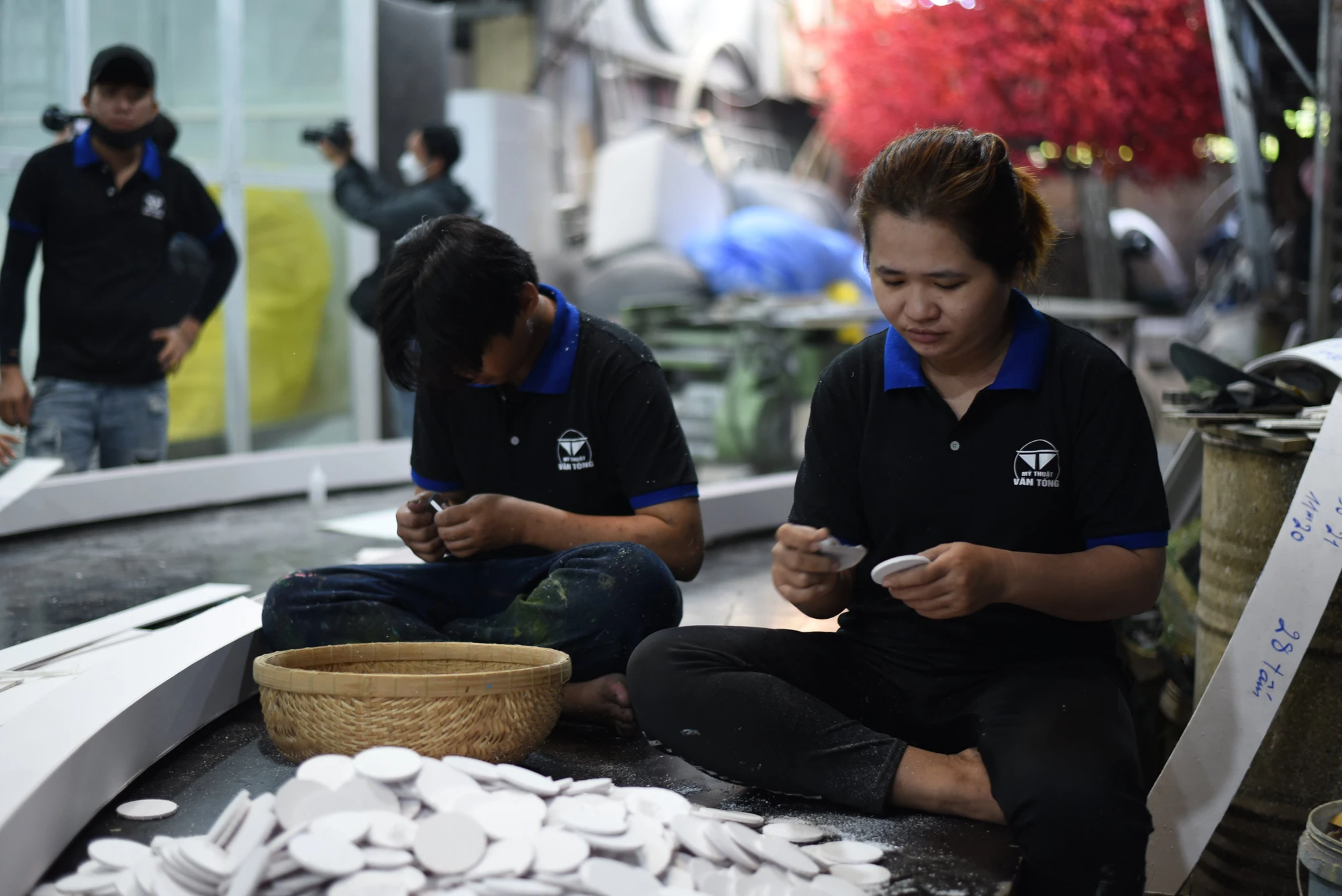 Các nhân viên tất bật công đoạn cuối trước khi di chuyển linh vật ra Đường hoa phục vụ thi công