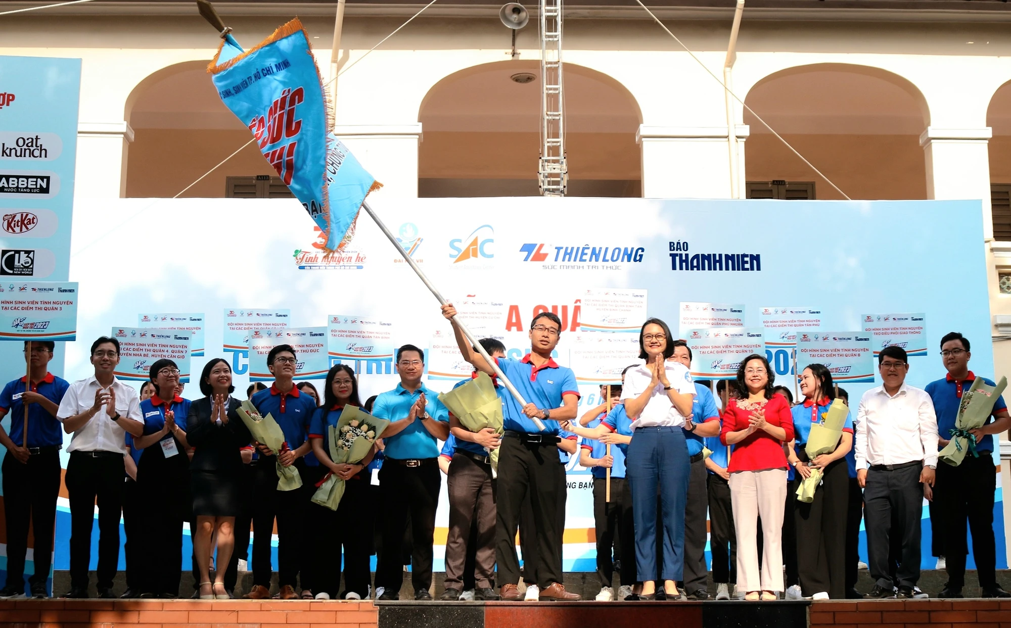 Anh Lê Xuân Dũng, Giám đốc Trung tâm Hỗ trợ học sinh - sinh viên TP.HCM phất cờ lệnh ra quân Tiếp sức mùa thi 2023. Ảnh: THIỆN HỢP Anh Lê Xuân Dũng, Giám đốc Trung tâm Hỗ trợ học sinh - sinh viên TP.HCM phất cờ lệnh ra quân Tiếp sức mùa thi 2023. Ảnh: THIỆN HỢP