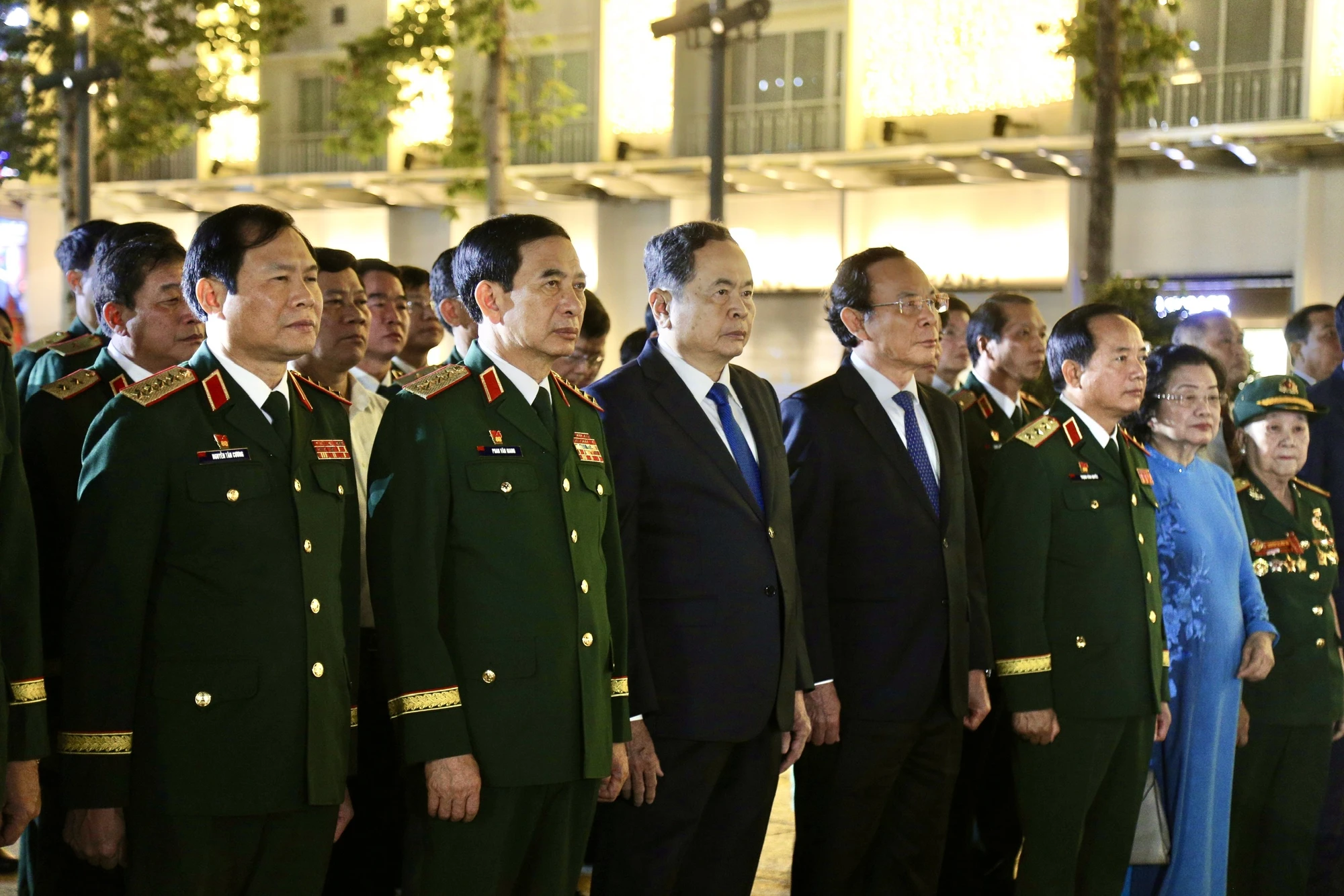 Trước đó, lãnh đạo trung ương, lãnh đạo thành phố dâng hương, dâng hoa tại Tượng đài Chủ tịch Hồ Chí Minh.