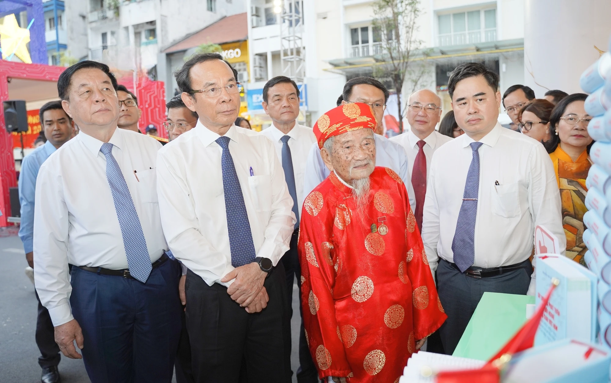 nha-nghien-cuu-nguyen-dinh-tu7.jpg