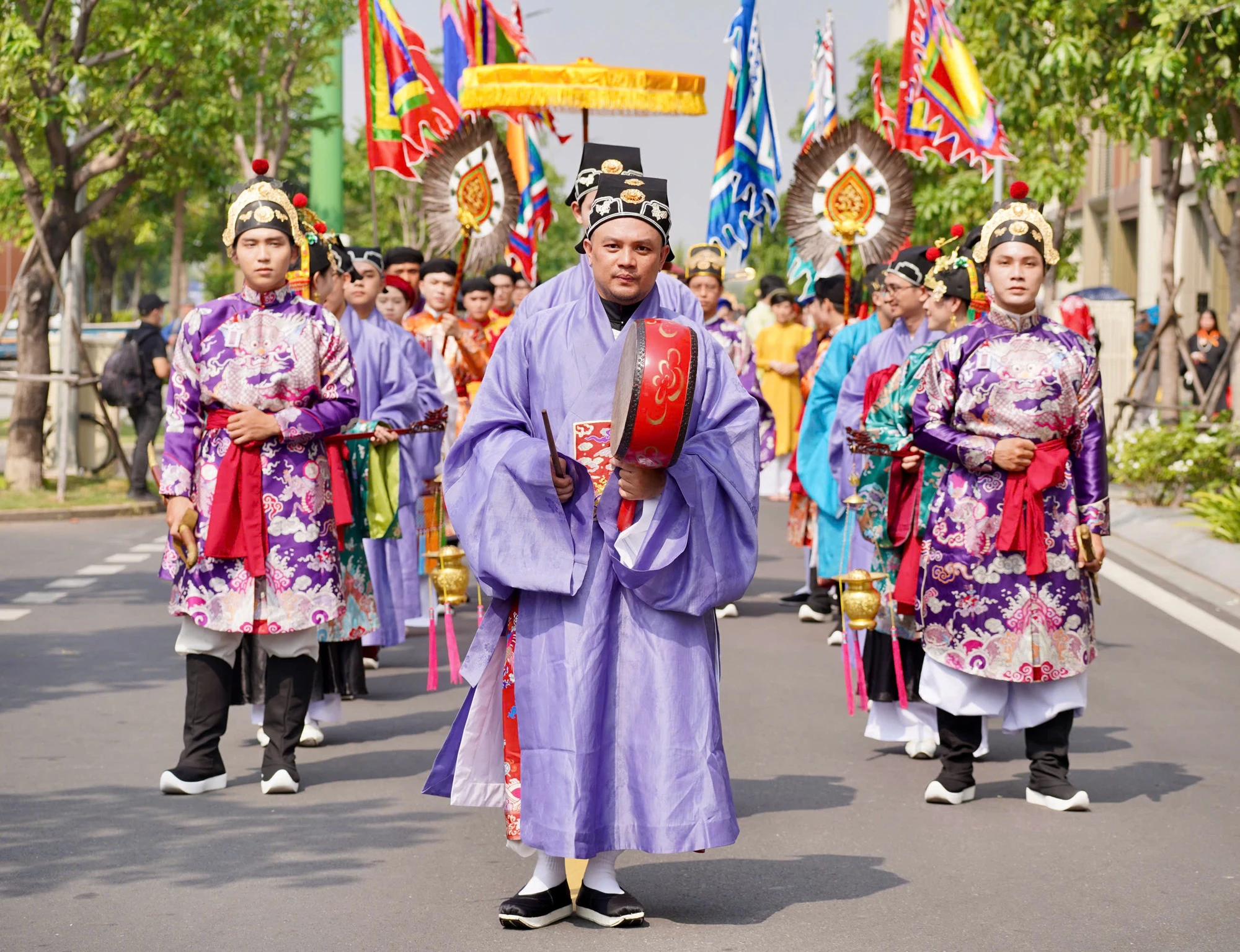 anh-trai-vuot-nga-chong-gai.jpg