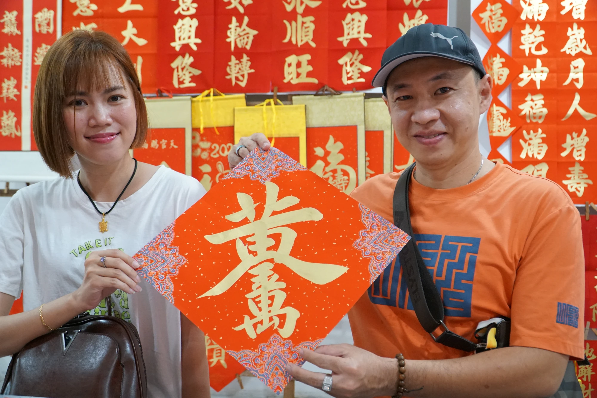 Anh Huỳnh Gia Tuấn là người Hoa sống tại quận 5, TP.HCM, chia sẻ: “Năm ngoái tôi xin chữ tại đây và nhận thấy may mắn nên năm nay quyết định quay lại để tiếp tục. Tôi thích nhất là chỗ này còn chọn chữ theo con giáp, phù hợp với vận mệnh của mỗi năm”. Anh Huỳnh Gia Tuấn là người Hoa sống tại quận 5, TP.HCM, chia sẻ: “Năm ngoái tôi xin chữ tại đây và nhận thấy may mắn nên năm nay quyết định quay lại để tiếp tục. Tôi thích nhất là chỗ này còn chọn chữ theo con giáp, phù hợp với vận mệnh của mỗi năm”.