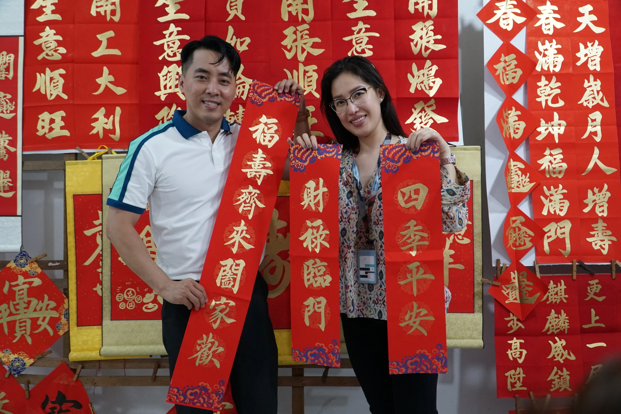 Anh Trần Quốc An (ngụ Quận 3, TP.HCM) cũng là khách quen tại đây: “Liễn đỏ vừa có tính sinh động vừa giữ nét văn hoá qua từng năm, không bị mai một. Vẫn như mọi năm, tôi luôn xin chữ “Hiệp gia bình an” nghĩa là không có gì ngoài cầu mong bình an”. Anh Trần Quốc An (ngụ Quận 3, TP.HCM) cũng là khách quen tại đây: “Liễn đỏ vừa có tính sinh động vừa giữ nét văn hoá qua từng năm, không bị mai một. Vẫn như mọi năm, tôi luôn xin chữ “Hiệp gia bình an” nghĩa là không có gì ngoài cầu mong bình an”.