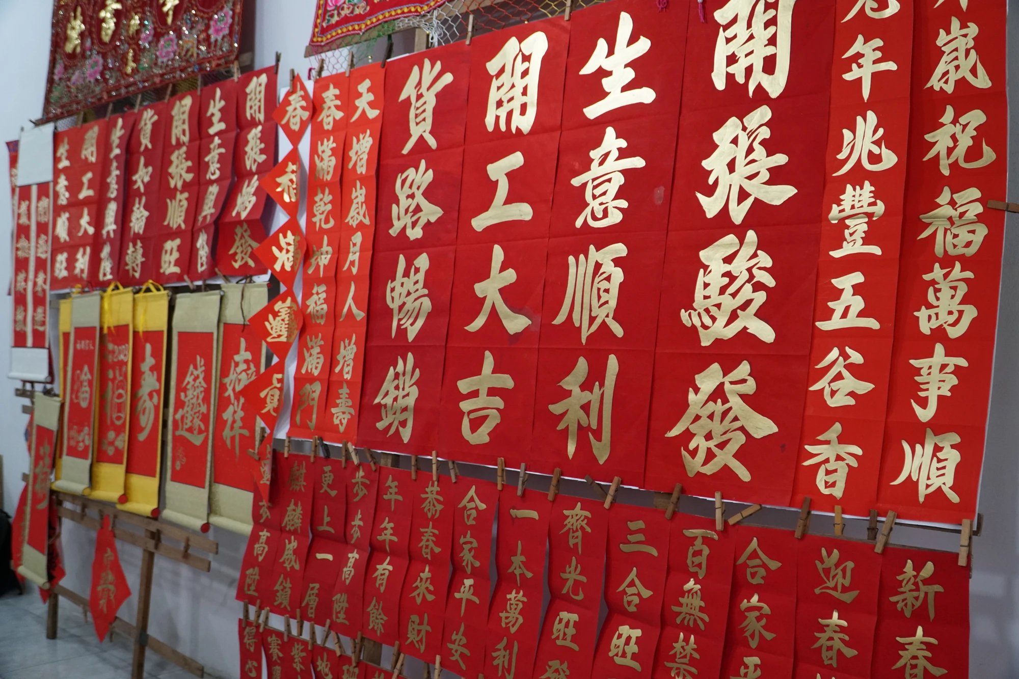 Câu liễn làm cho ngày xuân thêm một thú vui tao nhã, chất chứa những lời cầu mong về một năm mới sum vầy, may mắn và bình an. Câu liễn làm cho ngày xuân thêm một thú vui tao nhã, chất chứa những lời cầu mong về một năm mới sum vầy, may mắn và bình an.
