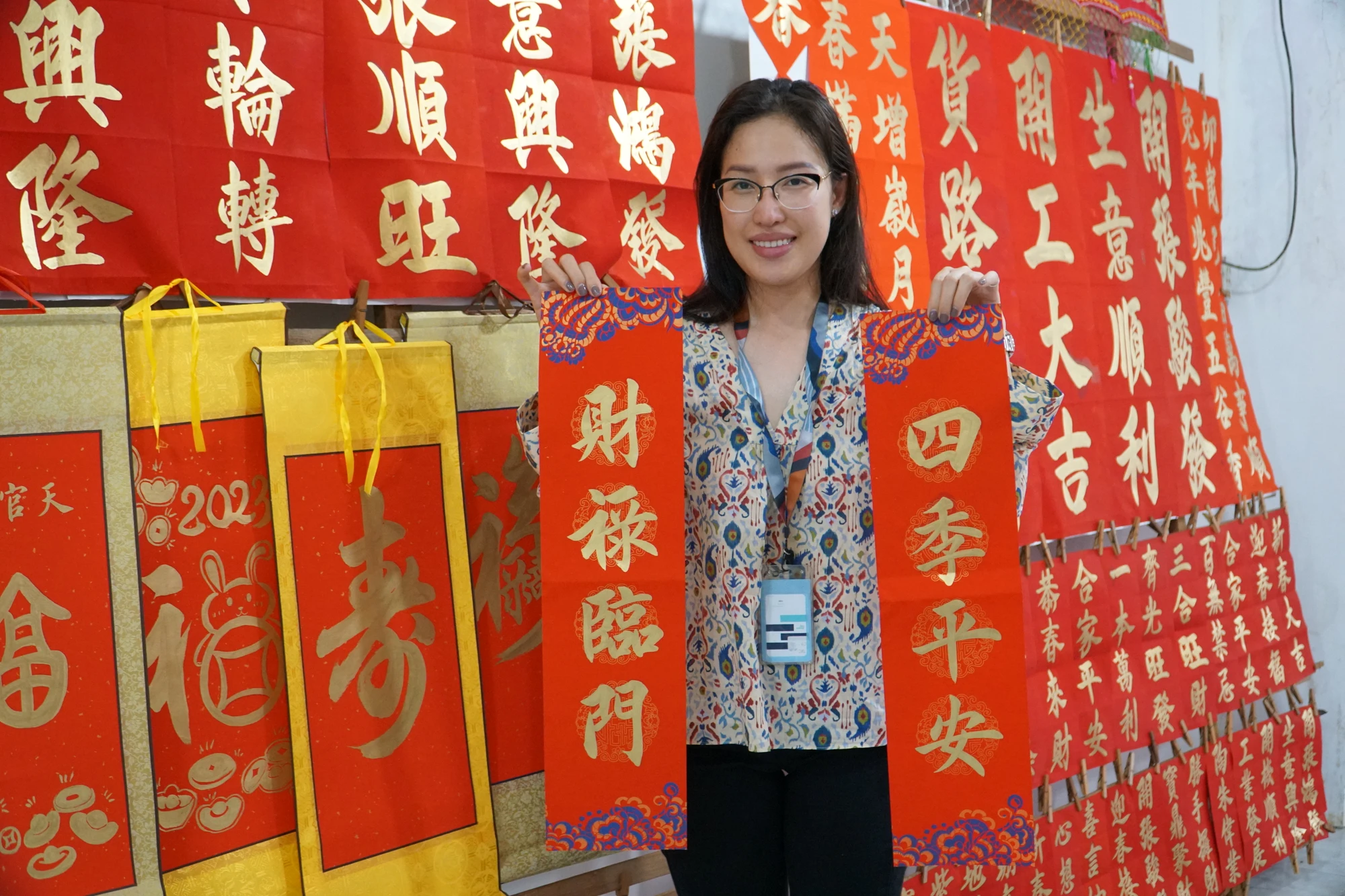 Trên liễn thường sẽ thể hiện những câu đối mang thông điệp tốt lành như tứ quý bình an, tài lộc lâm môn, tiền tài quảng tiến mãn đường lạc- phúc thọ tề lai hạp gia hoan… Trên liễn thường sẽ thể hiện những câu đối mang thông điệp tốt lành như tứ quý bình an, tài lộc lâm môn, tiền tài quảng tiến mãn đường lạc- phúc thọ tề lai hạp gia hoan…