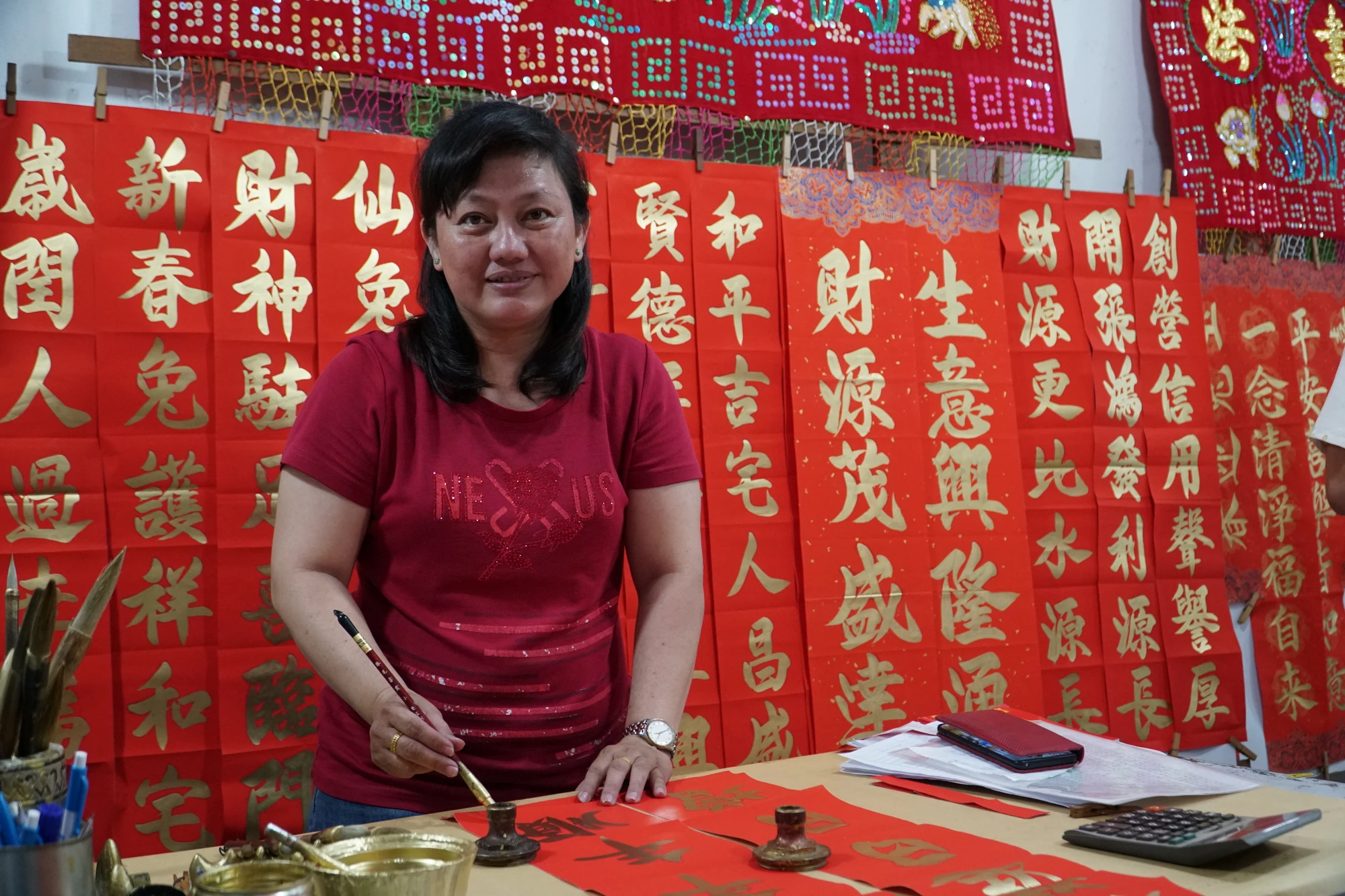 Chị Lương Viên Dũ cho biết: “Ngày nay những người viết liễn trong khu Chợ Lớn không còn quá nhiều. Gia đình tôi hiếm hoi đã lưu truyền nghề qua 3 thế hệ”. Chị Lương Viên Dũ cho biết: “Ngày nay những người viết liễn trong khu Chợ Lớn không còn quá nhiều. Gia đình tôi hiếm hoi đã lưu truyền nghề qua 3 thế hệ”.