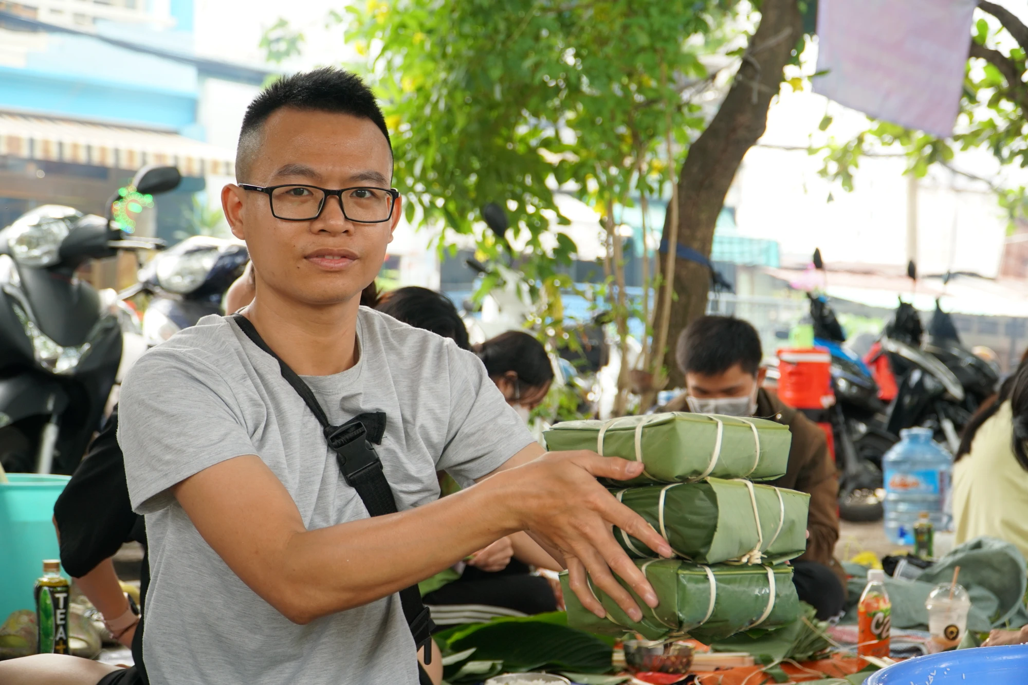 Dù chưa vuông vức, chưa đẹp nhưng có lẽ đây sẽ là những chiếc bánh đong đầy yêu thương, tử tế trong dịp tết Quý Mão này. Dù chưa vuông vức, chưa đẹp nhưng có lẽ đây sẽ là những chiếc bánh đong đầy yêu thương, tử tế trong dịp tết Quý Mão này.