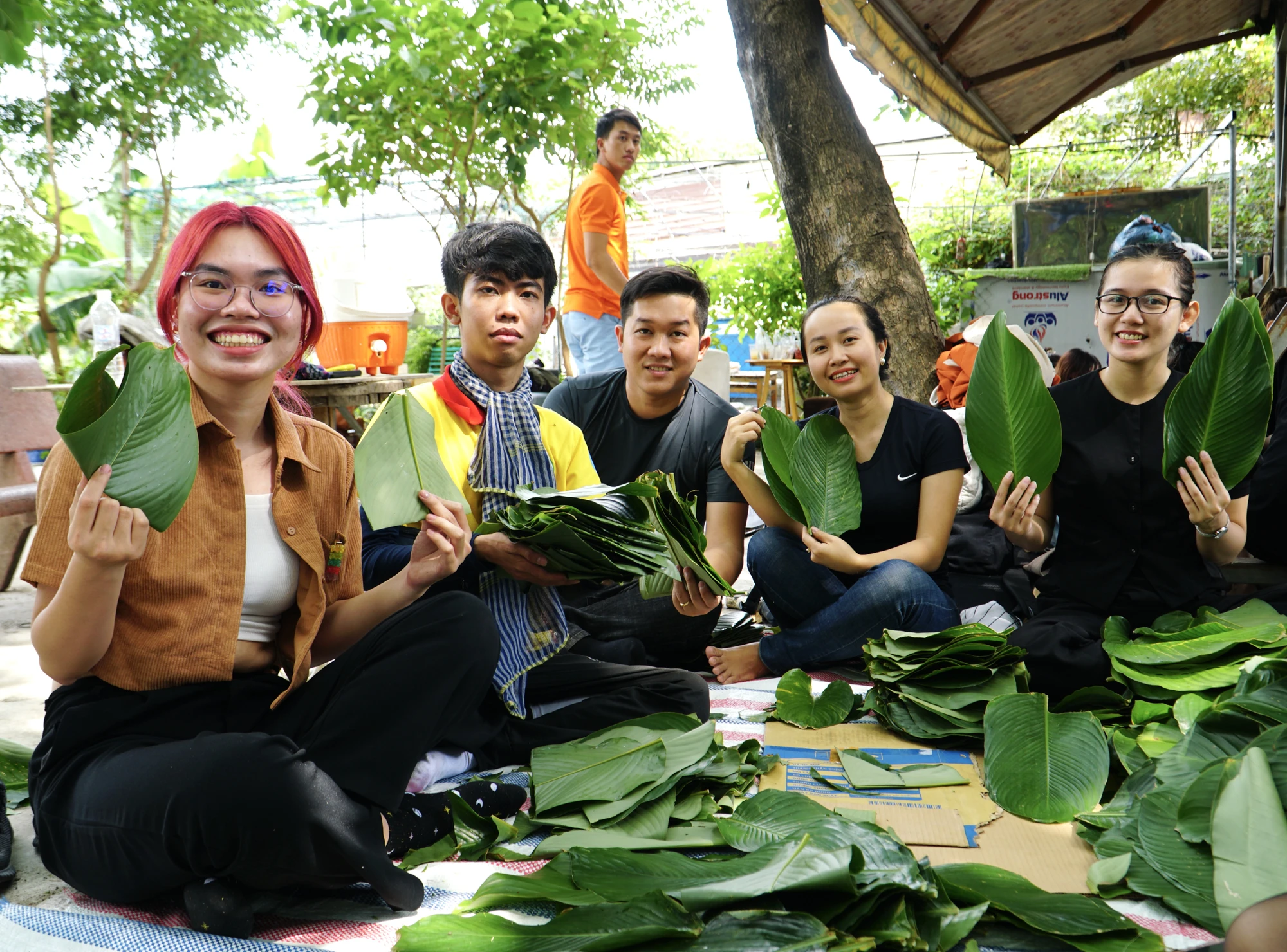 Với nhiều bạn, gói bánh chưng không đơn giản chỉ là sẻ chia yêu thương mà còn là một trải nghiệm tuyệt vời mà tuổi trẻ chưa từng được thử. Với nhiều bạn, gói bánh chưng không đơn giản chỉ là sẻ chia yêu thương mà còn là một trải nghiệm tuyệt vời mà tuổi trẻ chưa từng được thử.