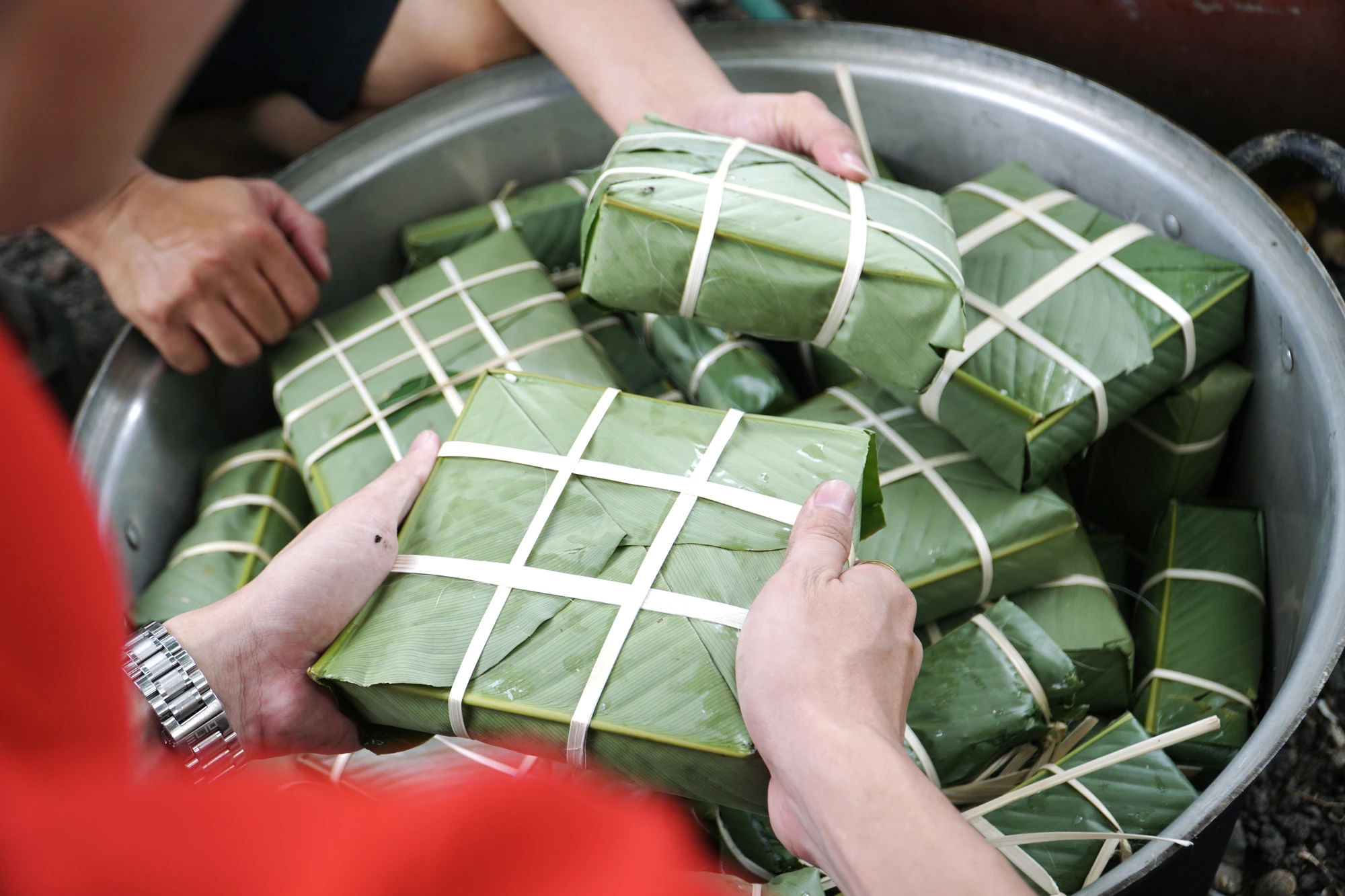 Bánh sau khi gói sẽ được xếp ngay ngắn vào nồi đặt trên bếp lửa rực hồng. Mùi thơm của lá dong, của gạo nếp lan toả khắp nơi. Bánh sau khi gói sẽ được xếp ngay ngắn vào nồi đặt trên bếp lửa rực hồng. Mùi thơm của lá dong, của gạo nếp lan toả khắp nơi.