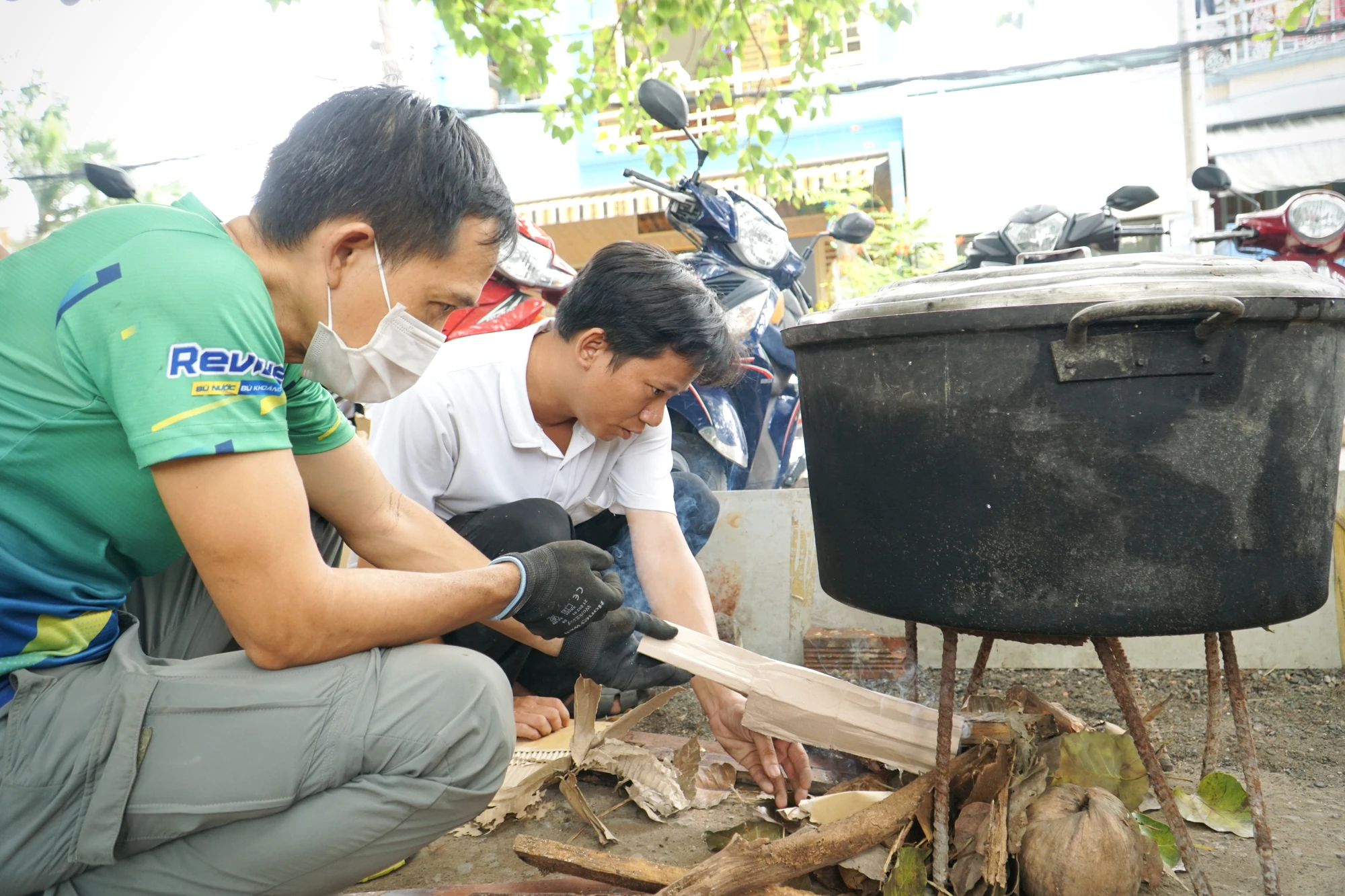 Anh Trần Ngọc Trường Vinh, thành viên tổ chức chương trình, chia sẻ: “Với số lượng 2.000 chiếc bánh, nhóm sẽ dành để phát cho người vô gia cư, các bệnh nhân tại bệnh viện Ung Bướu, bệnh viện Nhi Đồng,… các bệnh nhân nghèo đang điều trị tại nhà và các mái ấm trên địa bàn TP.HCM”. Anh Trần Ngọc Trường Vinh, thành viên tổ chức chương trình, chia sẻ: “Với số lượng 2.000 chiếc bánh, nhóm sẽ dành để phát cho người vô gia cư, các bệnh nhân tại bệnh viện Ung Bướu, bệnh viện Nhi Đồng,… các bệnh nhân nghèo đang điều trị tại nhà và các mái ấm trên địa bàn TP.HCM”.