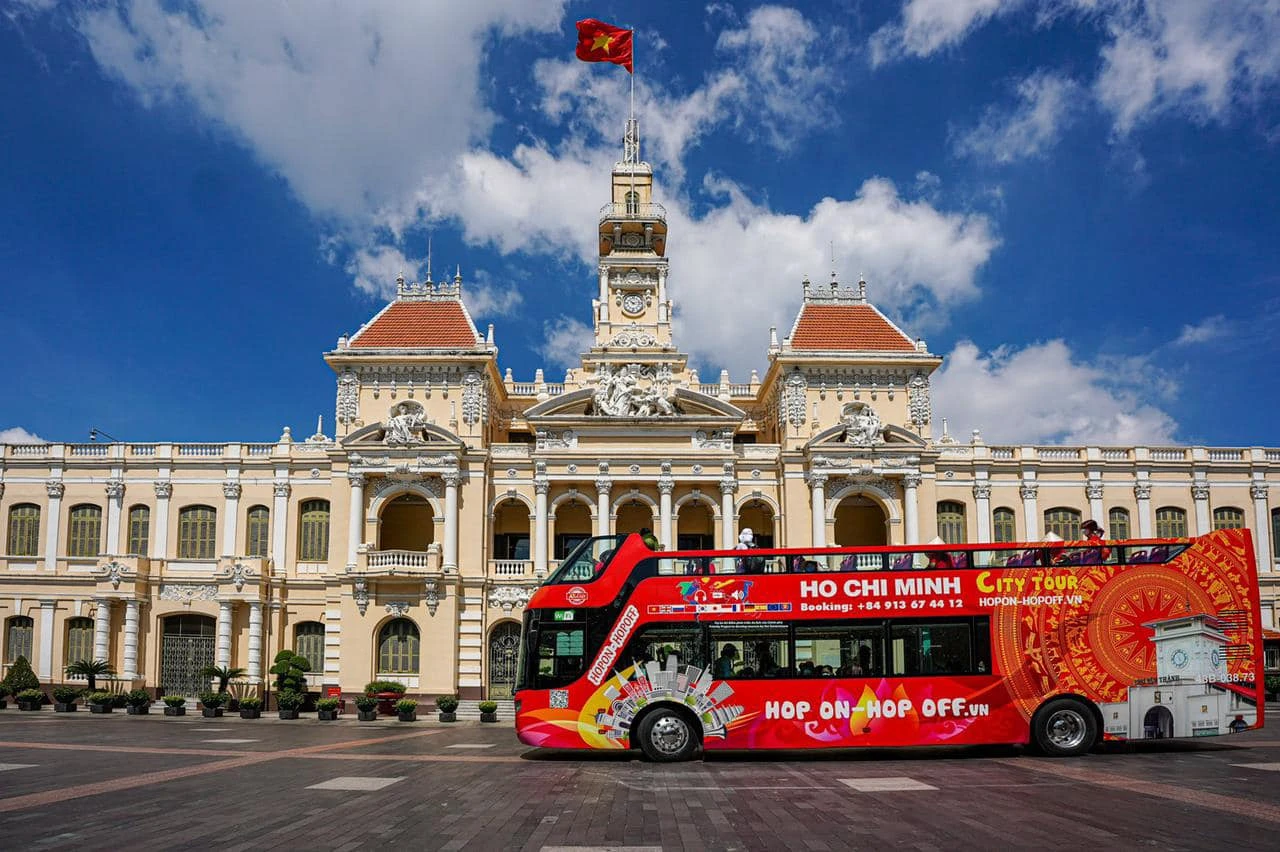 Nhiều du khách hào hứng với các địa điểm xe buýt ghé qua như nhà thờ Đức Bà, Bảo tàng Lịch sử, Bảo tàng Chứng tích chiến tranh, phố đi bộ Bùi Viện, chợ Bến Thành, bến Bạch Đằng,…
