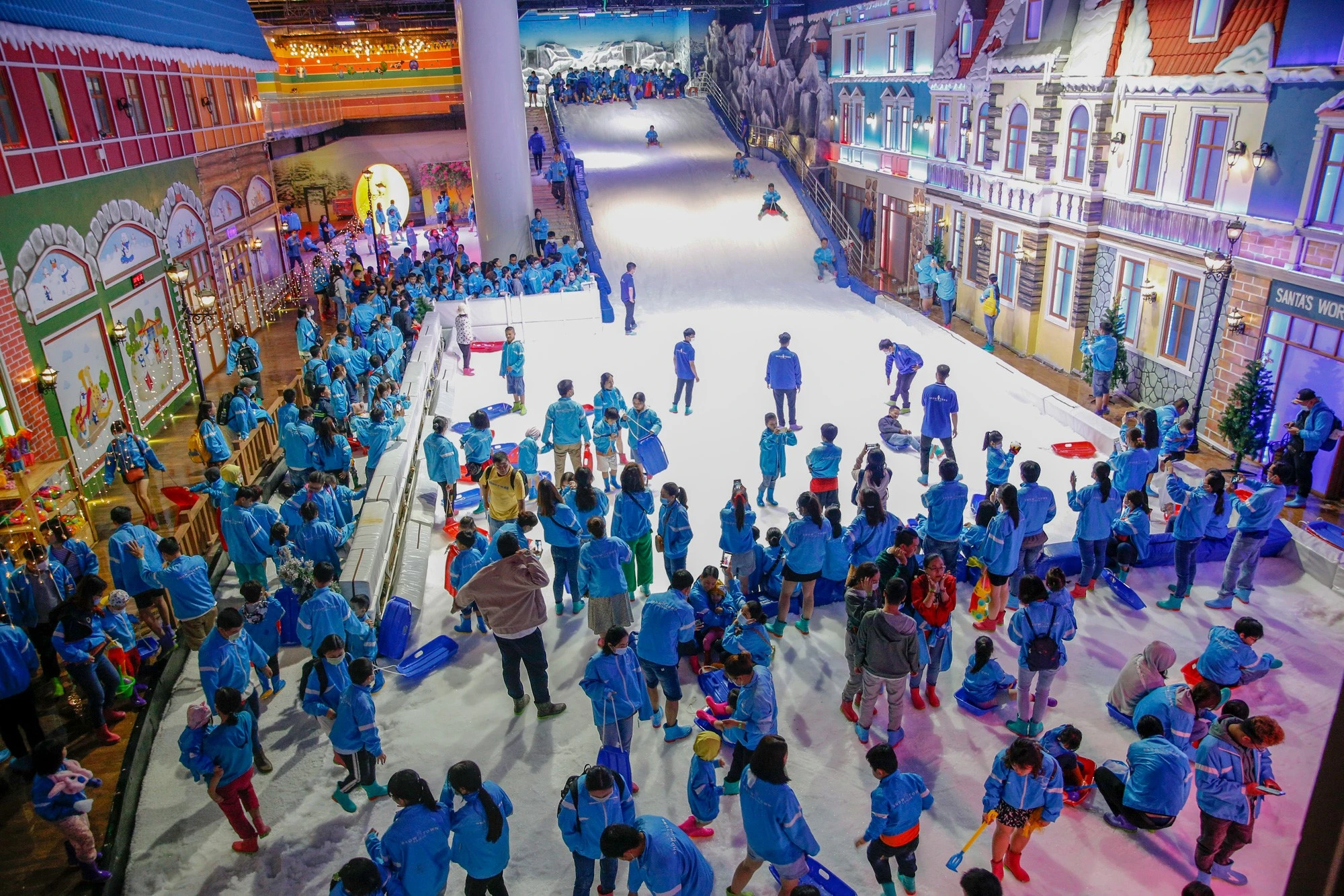 Snow Town toạ lạc tại đường Đồng Văn Cống, TP Thủ Đức, TP.HCM được ví là “thị trấn tuyết” khi mang đến khung cảnh mùa đông có tuyết trắng băng giá bao phủ tuyệt đẹp. Snow Town toạ lạc tại đường Đồng Văn Cống, TP Thủ Đức, TP.HCM được ví là “thị trấn tuyết” khi mang đến khung cảnh mùa đông có tuyết trắng băng giá bao phủ tuyệt đẹp.