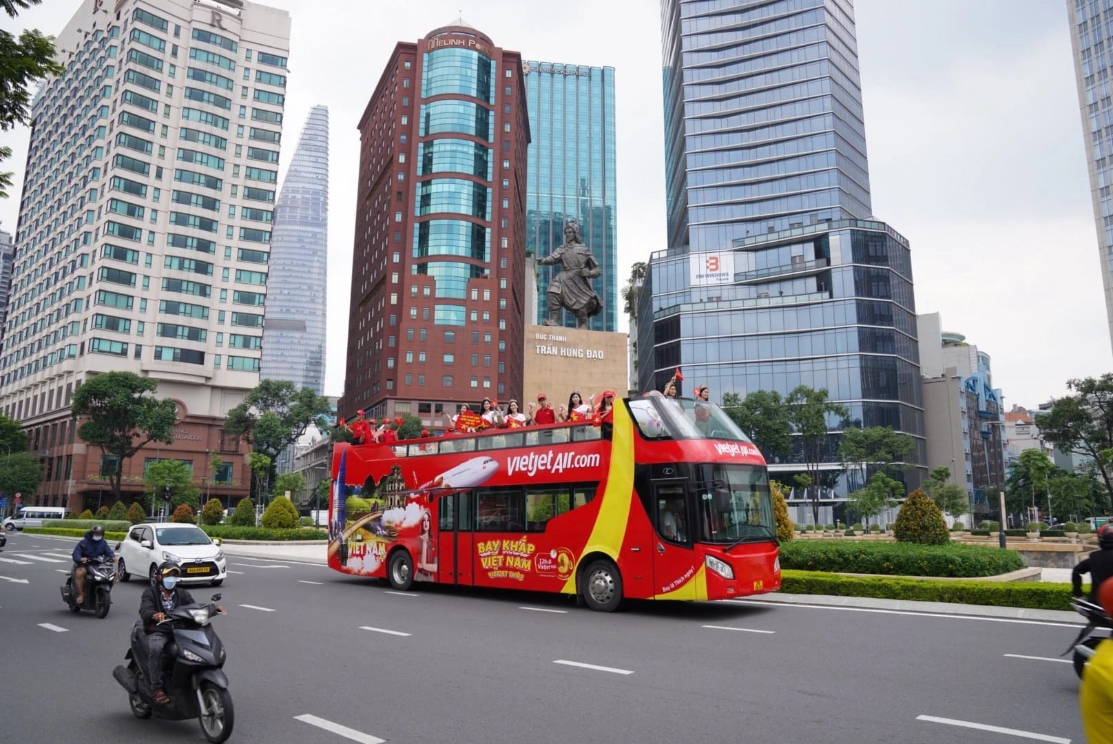 Không cần phải bon chen giữa những dòng người tấp nập, không cần loay hoay dò google maps, du khách chỉ cần thong thả ngắm nhìn mọi thứ xung quanh, tận hưởng cảm giác cực "chill" trên cao bằng xe buýt 2 tầng