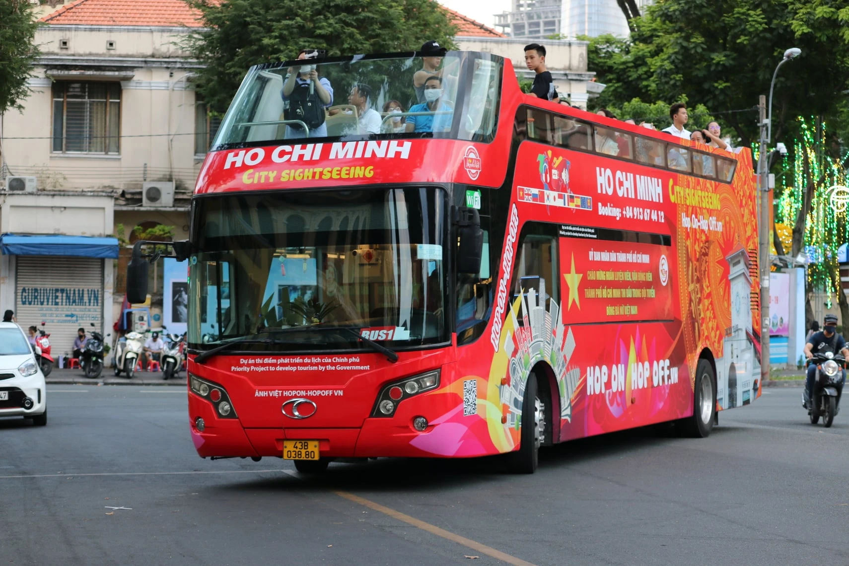 Mỗi chuyến xe có sức chứa 60 hành khách với thiết kế 2 tầng thoáng nóc, trong đó tầng trên có thể vận chuyển 42 người.