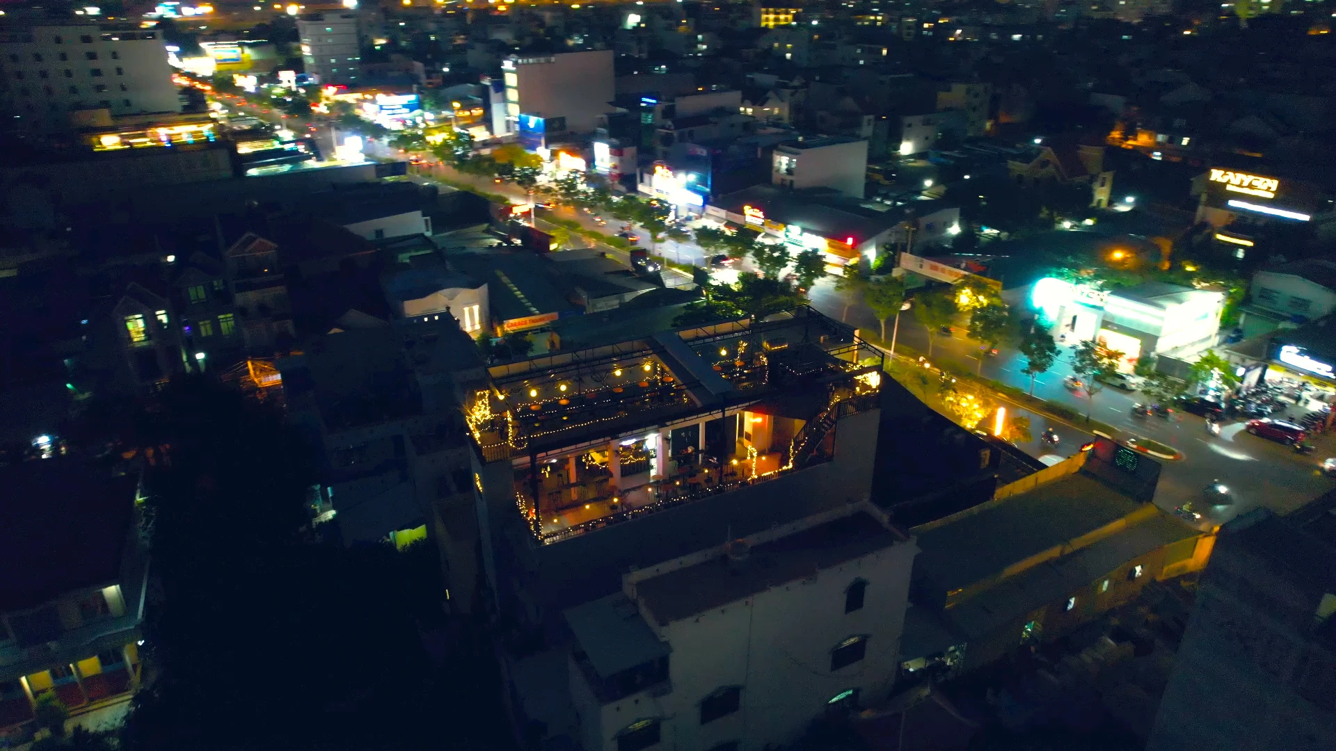 Chị Hà Phương Thảo (26 tuổi, chủ quán cà phê La Moon Rooftop) cho biết: “Trung bình 1 tháng quán tiếp khoảng 4.000 lượt khách. Trong đó thời điểm những ngày đặc biệt quán có sức chứa lên đến 150 bàn, phục vụ khoảng 400 khách”.