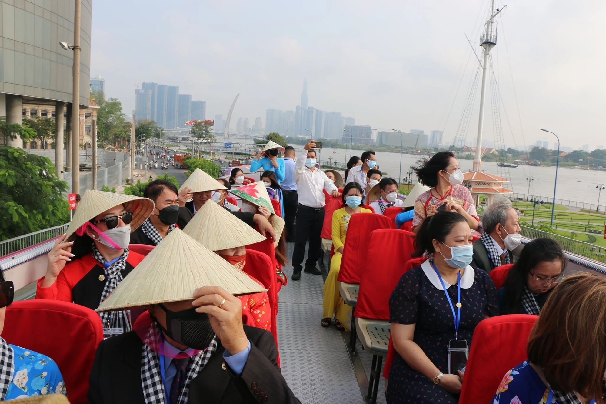 Trên xe buýt 2 tầng còn có trang bị hệ thống thuyết minh đa ngôn ngữ như tiếng Anh, Trung Quốc, Nhật Bản, Hàn Quốc, Pháp….
