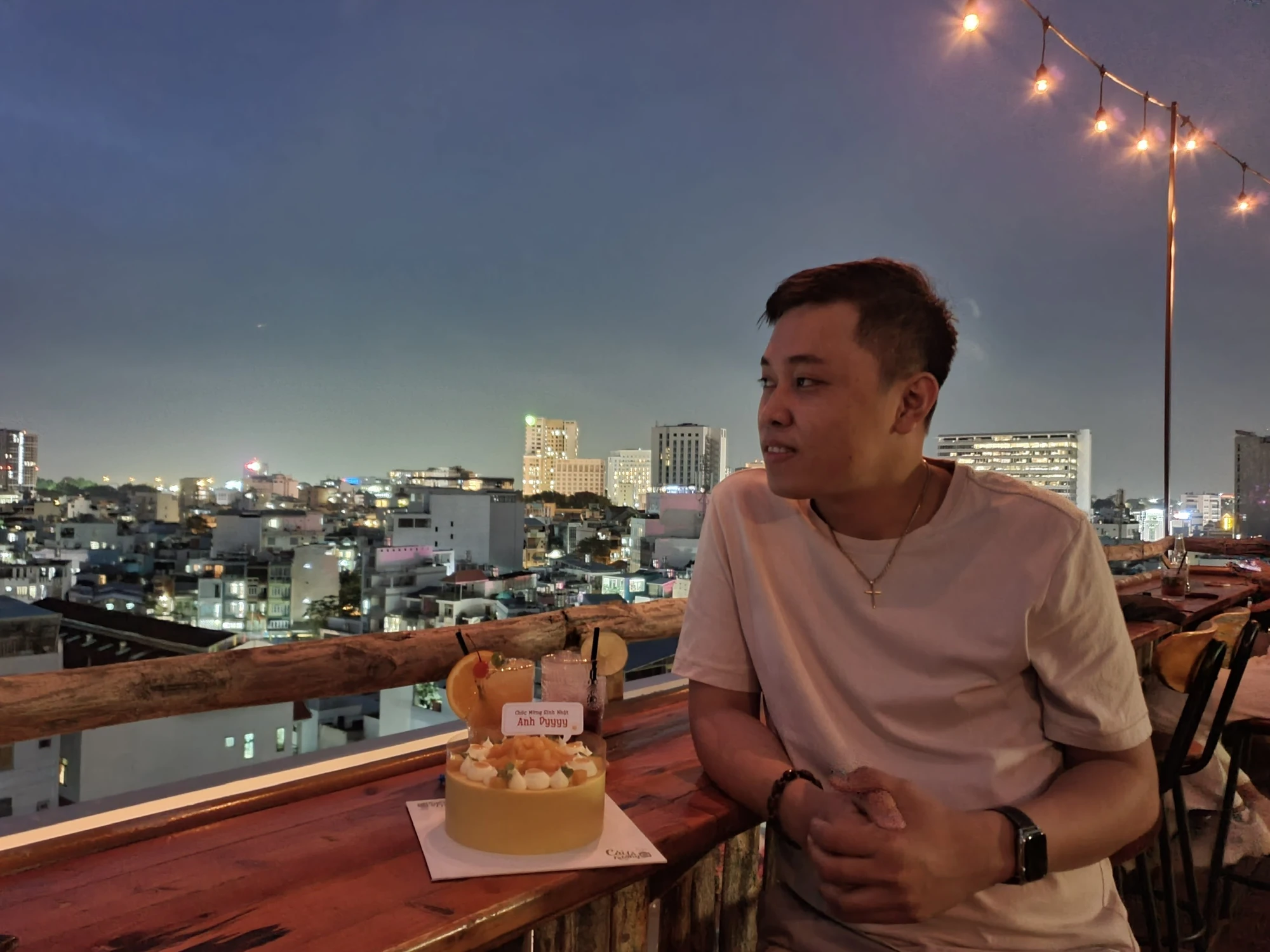 Chọn một quán cà phê Rooftop sau giờ tan làm, anh Nguyễn Thái Duy ( ngụ TP Thủ Đức) cảm thấy tinh thần vô cùng thư thái và dễ chịu. “Ngồi đây nhâm nhi 1 ly cocktail, nghe một bản nhạc nhẹ nhàng và ngắm khung cảnh phố lên đèn thực sự rất lãng mạn", anh Duy bày tỏ.