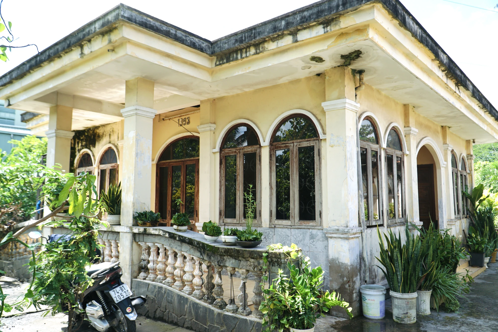 Khu vực nhà trưng bày cũng đã xuống cấp. ẢNH: NHẬT DIỄM Khu vực nhà trưng bày cũng đã xuống cấp. ẢNH: NHẬT DIỄM
