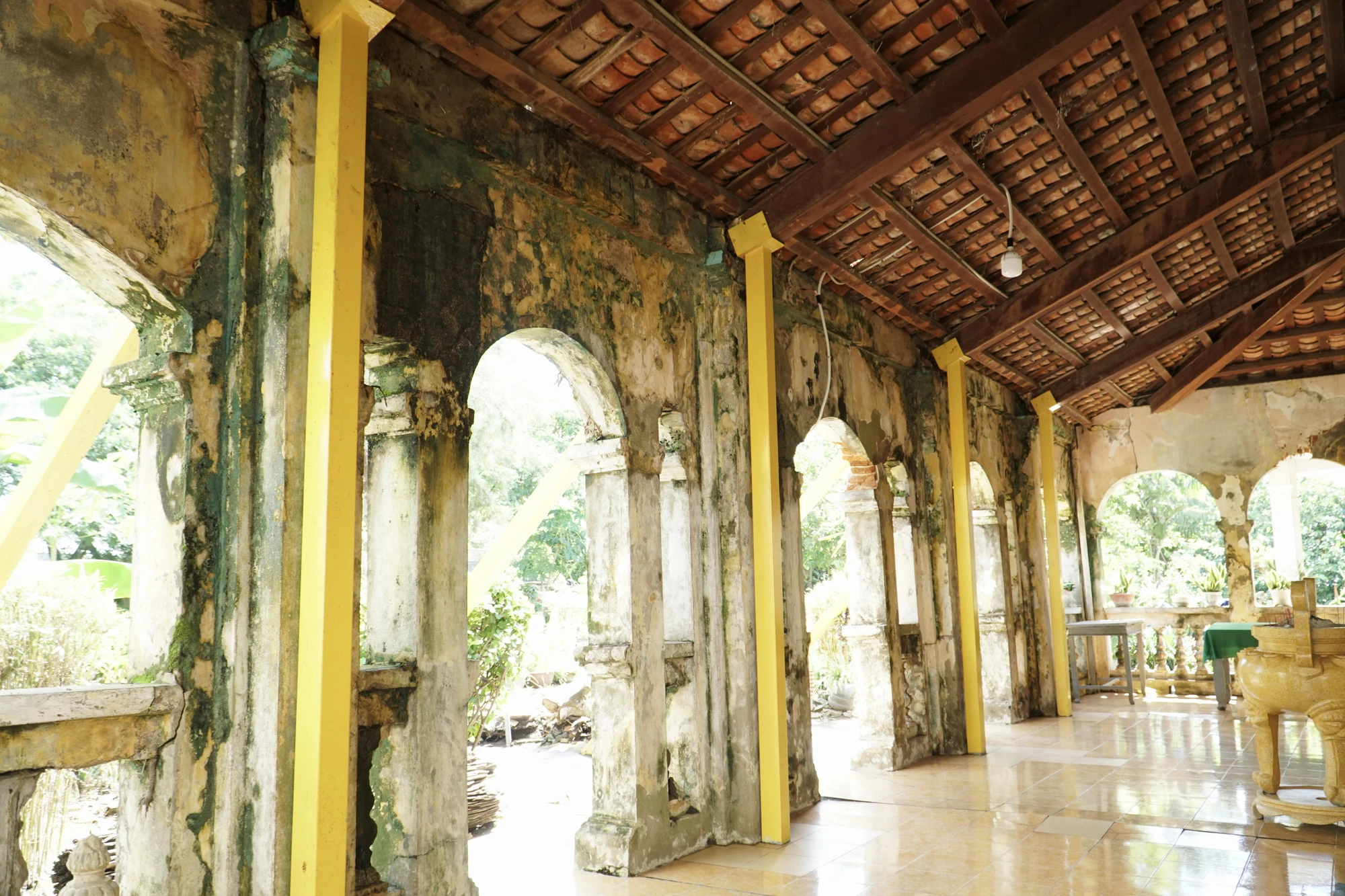 Gian trước đình nhìn rêu mốc, không còn đảm bảo. ẢNH: NHẬT DIỄM Gian trước đình nhìn rêu mốc, không còn đảm bảo. ẢNH: NHẬT DIỄM